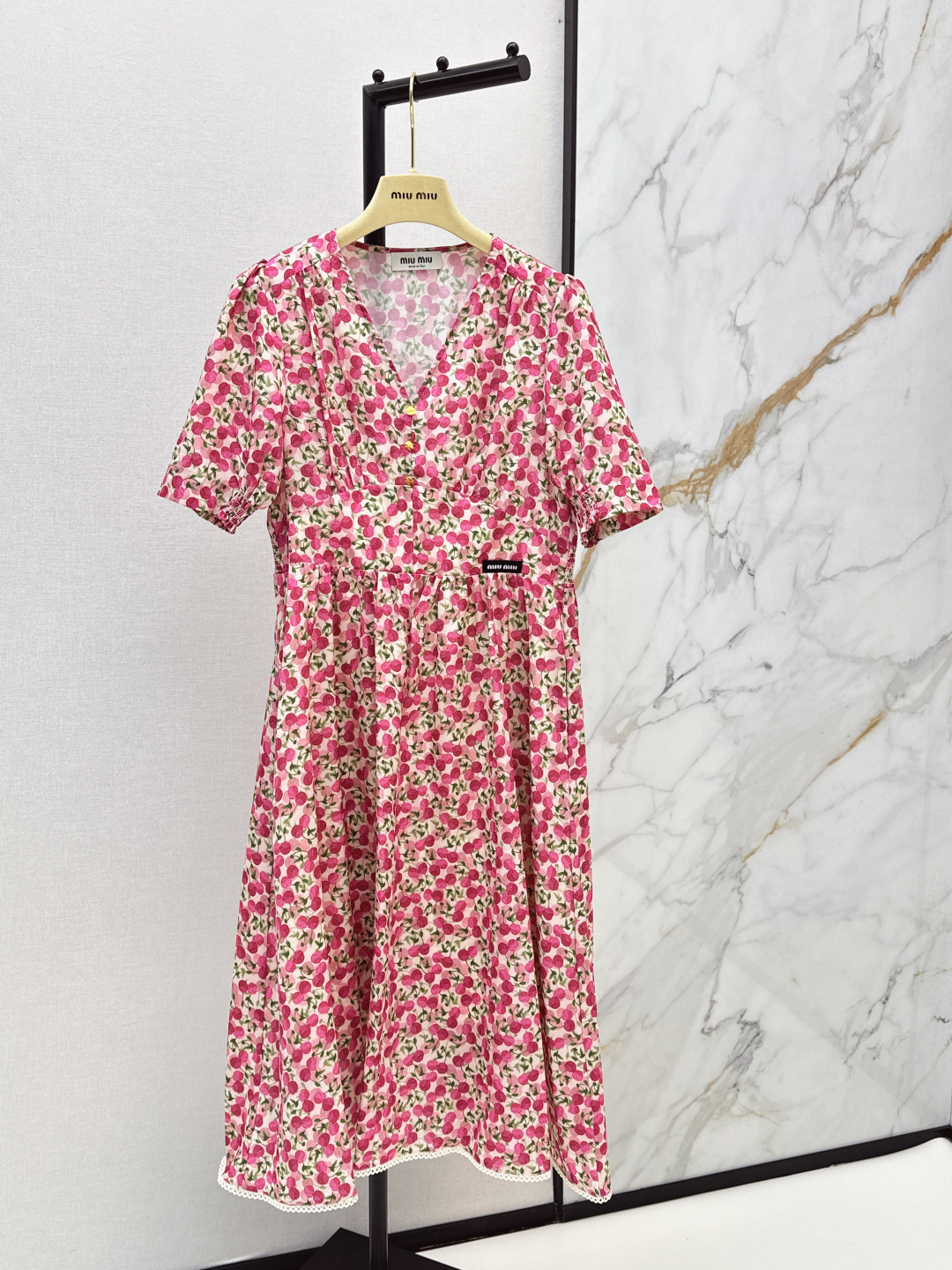 NO:843718,Miu 26Ss————The latest floral pattern long dress for spring and summer, high-end mid-century style, romantic skirt, retro style, so beautiful that it has no friends. The upper body is fashionable and high-end!  Versatile artifacts, both beautiful and beautiful, ready for sale in one color, sml,,miumiu,skirts,19860909Miu 26Ss————春夏最新款碎花图案长款连衣裙高级中古风浪漫裙摆复古风美到没朋友 可甜可盐上身时髦又高级！百搭神器 可仙可飒 一色现货发售sml,,miumiu,skirts,,Women's clothing