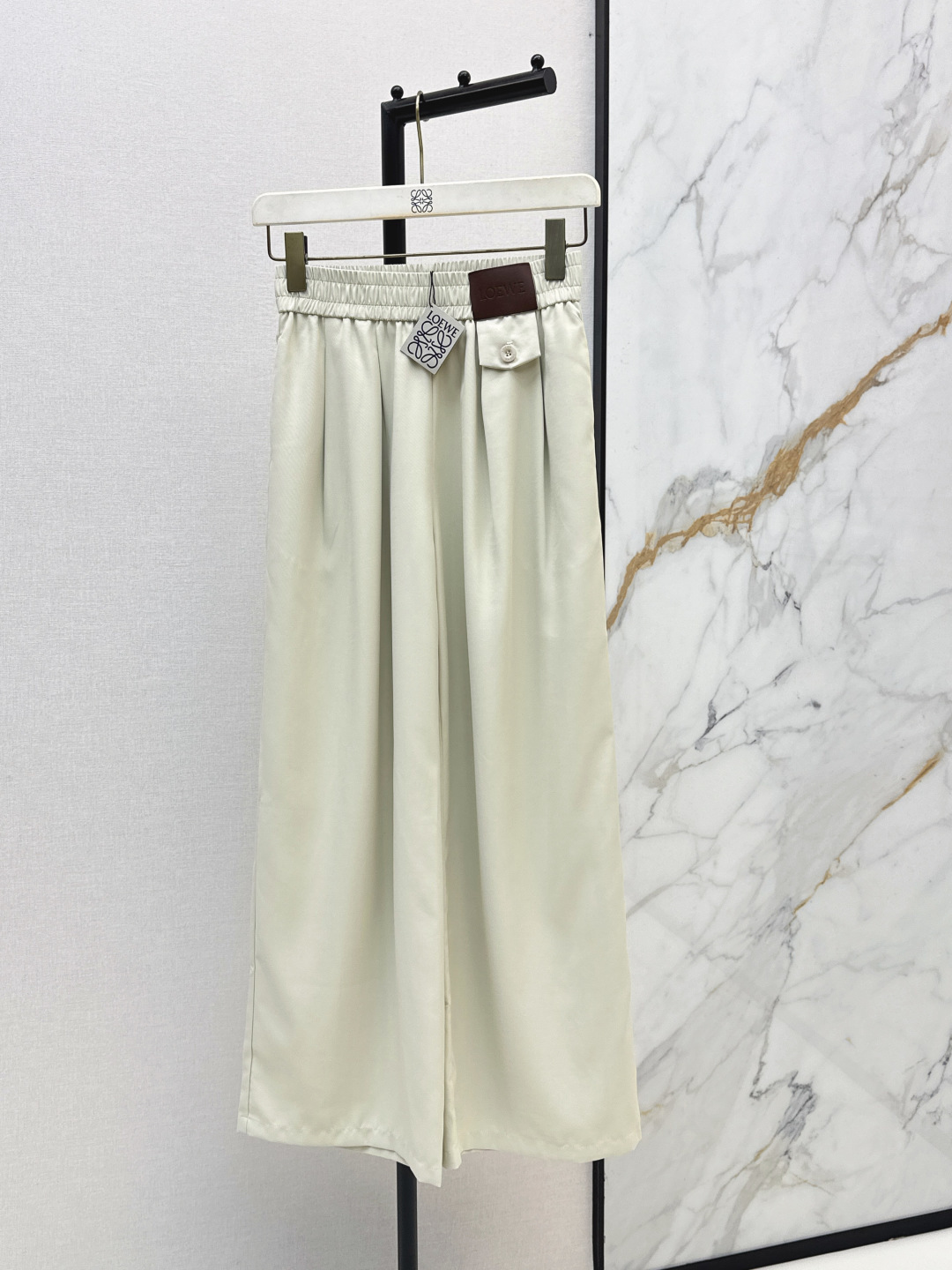 NO:843760,Loe 26Ss————The latest spring and summer straight-leg pants with leather brand decoration are not picky about body shape requirements. The upper body is particularly good!  The style of the matching is also very versatile. Exquisite advanced customization. The texture of the textured fabric is awesome. Retro and elegant. The upper body is cool and handsome, age-reducing and fashionable. Two colors are available for sale sml,, loewe,19860909Loe 26Ss————春夏最新款皮牌装饰直筒裤不挑剔身形要求 上身特别赞！搭配的风格也很通吃 精致高级定制 富有肌理感的面料质感超赞 复古优雅 上身酷帅减龄时髦精 两色现货发售sml,,loewe,,Women's clothing