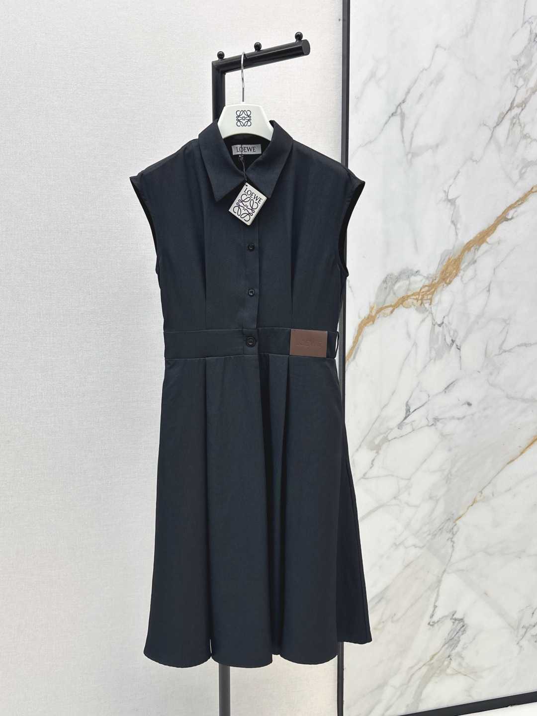 NO:843735,Loe 26Ss————The latest spring and summer leather brand decorated lapel dress has three-dimensional tailoring. It is all-around exquisite and can be worn by celebrities. The upper body is super covered and the body is slimming. The proportion of the legs is super stretched. It is simple and refreshing. It has a refreshing and fashionable sense of high-end. It is elegant and fashionable in daily life. It is very versatile. The color is very beautiful. The fabric is high-end and textured. Two colors are available for sale sml, loewe, skirts,19860909Loe 26Ss————春夏最新款皮牌装饰翻领连衣裙整件立体剪裁 全方位精致做明星穿搭 上身超级遮肉显瘦 超拉腿部比例 简简单单 穿出清爽时髦的高级感 日常优雅又时髦巨百搭 颜色很好看 面料高级又有质感 两色现货发售sml,,loewe,skirts,,Women's clothing