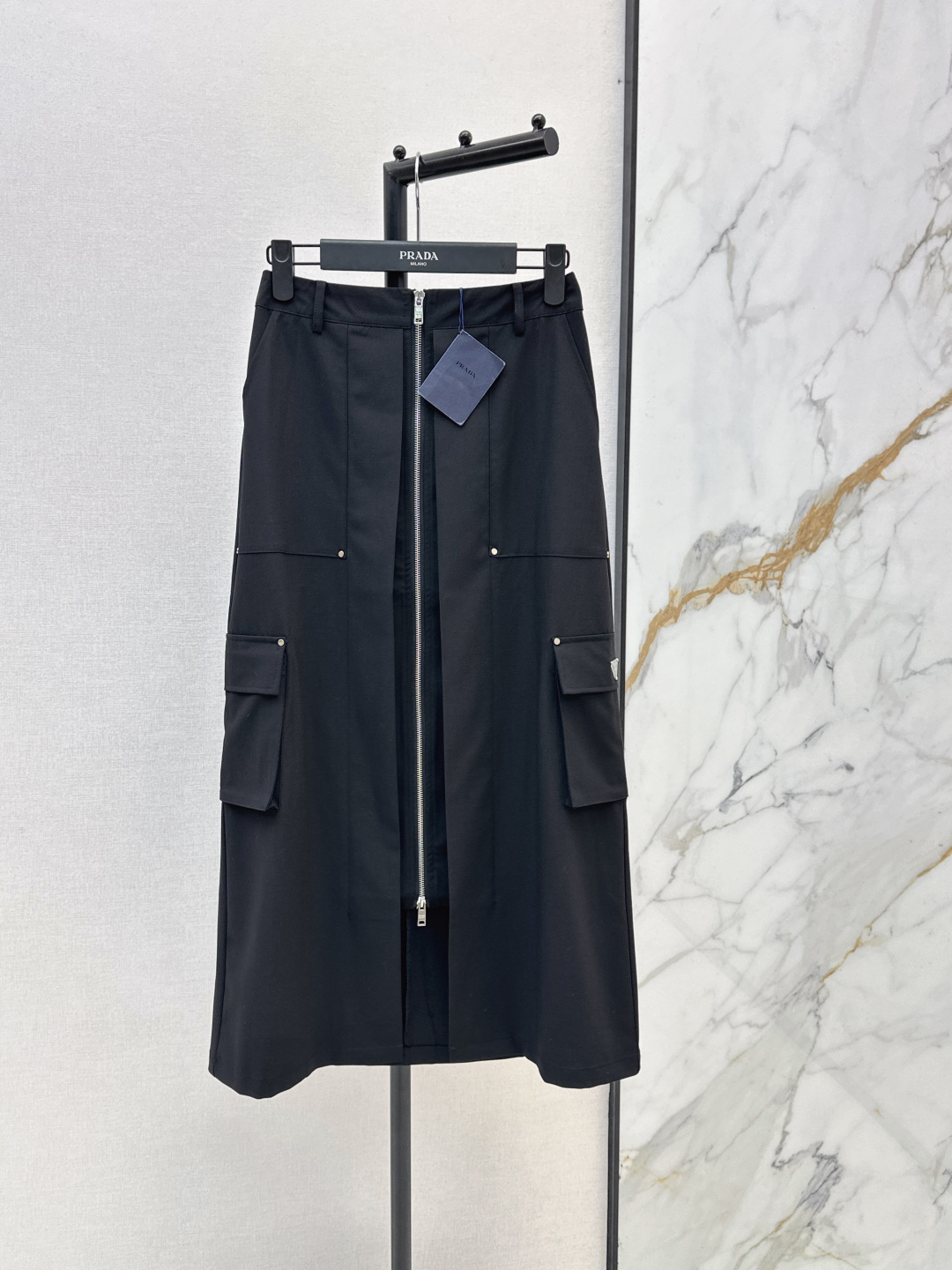 NO:843741,PD 26Ss————The latest spring and summer triangle zipper skirt is not picky about body shape requirements. The upper body is particularly good!  The style of matching is also very versatile. Exquisite and advanced customization. The texture of the textured fabric is awesome. Retro and elegant. The upper body is cool and handsome, age-reducing and fashionable. Two colors are available in stock, sml,,skirts,19860909PD 26Ss————春夏最新款三角标拉链半裙不挑剔身形要求 上身特别赞！搭配的风格也很通吃 精致高级定制 富有肌理感的面料质感超赞 复古优雅 上身酷帅减龄时髦精 两色现货发售sml,,skirts,,Women's clothing
