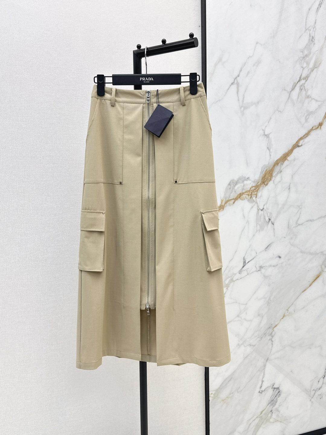 NO:843745,PD 26Ss————The latest spring and summer triangle zipper skirt is not picky about body shape requirements. The upper body is particularly good!  The style of matching is also very versatile. Exquisite and advanced customization. The texture of the textured fabric is awesome. Retro and elegant. The upper body is cool and handsome, age-reducing and fashionable. Two colors are available in stock, sml,,skirts,19860909PD 26Ss————春夏最新款三角标拉链半裙不挑剔身形要求 上身特别赞！搭配的风格也很通吃 精致高级定制 富有肌理感的面料质感超赞 复古优雅 上身酷帅减龄时髦精 两色现货发售sml,,skirts,,Women's clothing