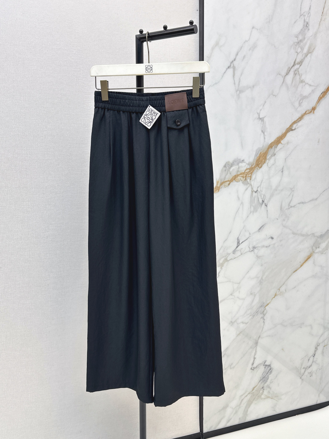 NO:843755,Loe 26Ss————The latest spring and summer straight-leg pants with leather brand decoration are not picky about body shape requirements. The upper body is particularly good!  The style of the matching is also very versatile. Exquisite advanced customization. The texture of the textured fabric is awesome. Retro and elegant. The upper body is cool and handsome, age-reducing and fashionable. Two colors are available for sale sml,, loewe,19860909Loe 26Ss————春夏最新款皮牌装饰直筒裤不挑剔身形要求 上身特别赞！搭配的风格也很通吃 精致高级定制 富有肌理感的面料质感超赞 复古优雅 上身酷帅减龄时髦精 两色现货发售sml,,loewe,,Women's clothing