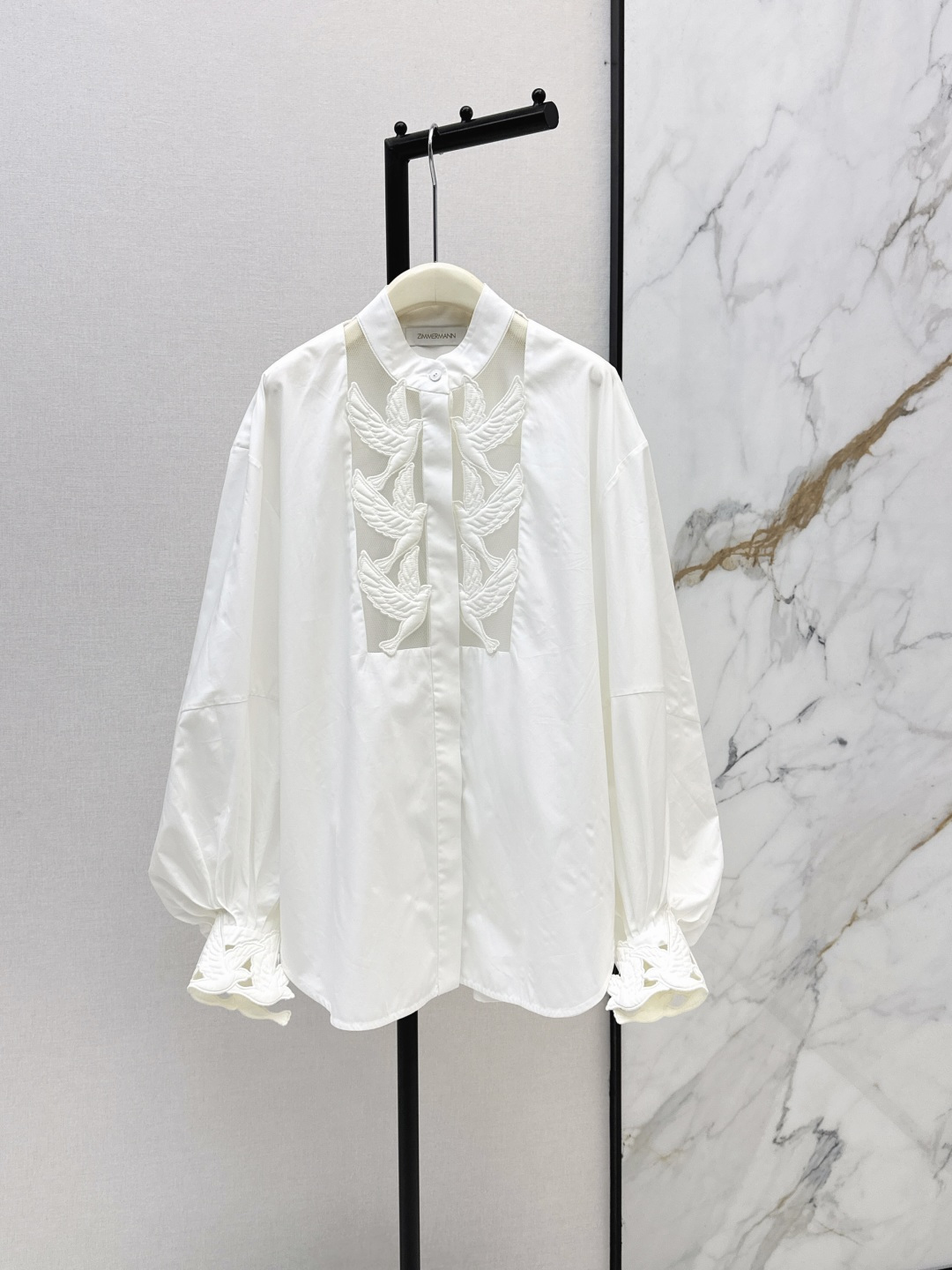 NO:843765,Zim 26Ss————The latest spring and summer model of bird appliqué pure cotton shirt placket with exquisite and elegant hollow embroidery technology. The puff sleeve H version is easy to match and fashionable. Highly recommended item. It is perfect for daily commuting or beach vacation. The imported poplin cotton fabric has a great texture. One color ready for sale sml,, shirts,19860909Zim 26Ss————春夏最新款飞鸟贴花纯棉衬衫门襟镂空刺绣工艺精致优雅 泡泡袖H版型不挑人百搭又时髦 强烈推荐单品 日常通勤或者海边度假穿都很绝 进口府绸棉面料质感超赞 一色现货发售sml,,shirts,,Women's clothing