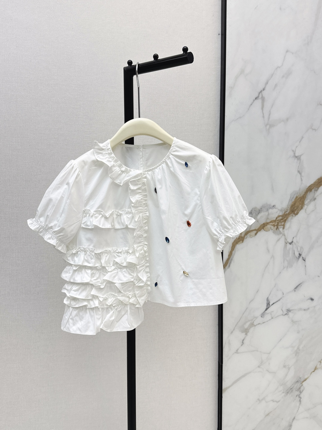 NO:843775,Fashionable niche design 26Ss————The latest spring and summer splicing fungus-edged short top with a French retro atmosphere. Made of high-grade poplin cotton fabric. No stuffiness when worn in summer. The combination of puffed short sleeves and ruffles is gentle and playful. One color ready for sale sml,, T-shirt,19860909时髦小众设计 26Ss————春夏最新款拼接木耳边设计小短款上衣法式复古氛围感 采用高级府绸棉面料 夏日穿着无闷热感 泡泡短袖和荷叶边的组合 温柔又俏皮 一色现货发售sml,,T-shirt,,Women's clothing