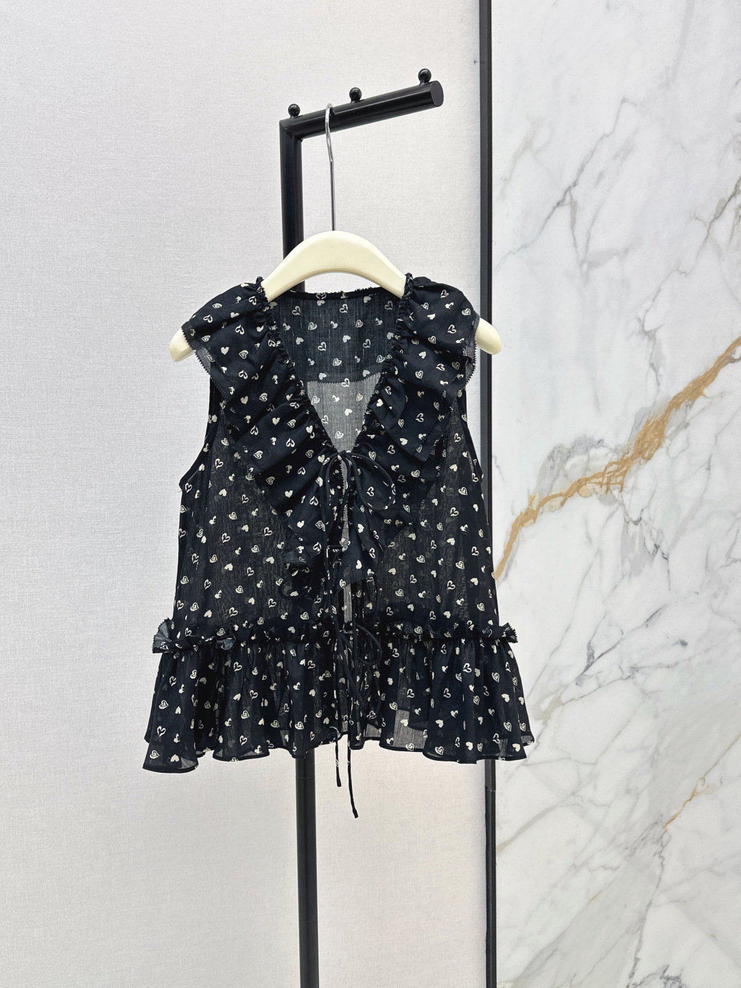 NO:843783,Fashionable niche design 26Ss————The latest French ruffled lace-up vest for spring and summer has a gentle atmosphere. It is made of light and breathable micro-texture fabric. The upper body is light and refreshing, not stuffy. The classic V-neck is paired with layers of ruffles to modify the neck line. It is gentle and slim. The adjustable drawstring tie design on the front can easily create a slim waist. Suitable for a variety of body shapes. Three colors available for sale smlxl,,19860909时髦小众设计 26Ss————春夏最新款法式荷叶边系带背心自带温柔氛围感 采用轻薄透气的微透肌理面料 质感轻盈上身清爽不闷 经典V领搭配层层荷叶边 修饰脖颈线条 温柔又显瘦 前襟可调节抽绳系带设计 轻松打造小蛮腰 适配多种身形 三色现货发售smlxl,,,Women's clothing
