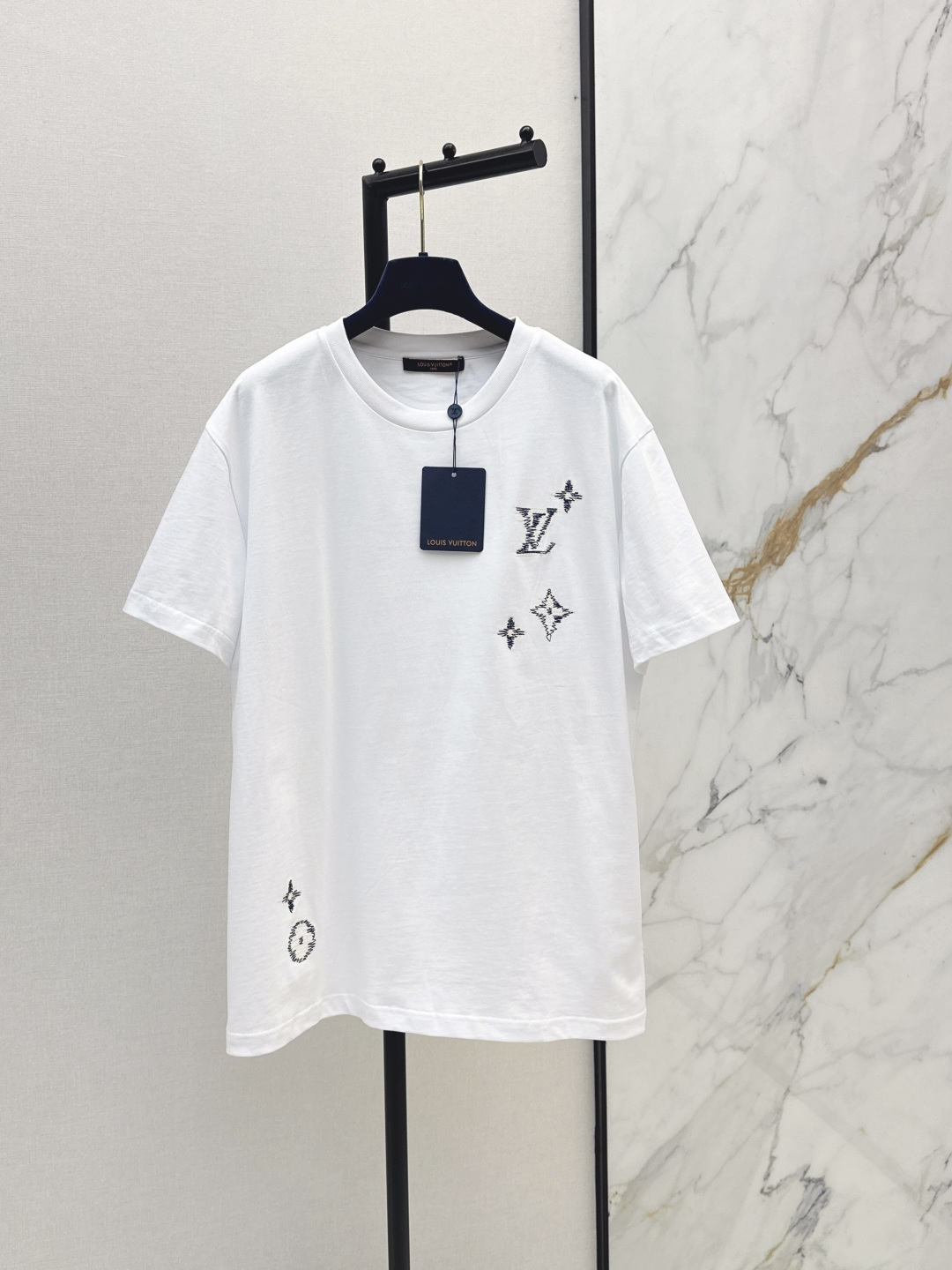 NO:843746,L Family 26Ss————The latest loose short-sleeved T-shirt with logo in early spring is the same for men and women. The loose fit is wrapped in a relaxed texture. The soft and waxy fabric is both comfortable and high-end. Wearing it alone is a energetic and trendy girl. Pair it with denim trousers to make it more casual and lazy. Two colors are available in stock, sml,, louis vuitton, T-shirt, tees, t-shirt,19860909L家 26Ss————早春最新款logo宽松短袖T恤男女同款 宽松版型裹满松弛质感 软糯面料兼顾舒适与高级 单穿是元气潮妹 搭牛仔长裤更显随性慵懒 两色现货发售sml,,louis vuitton,T-shirt,tees，t-shirt,,Women's clothing