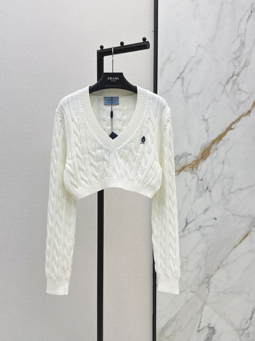 NO:843761,PD 26Ss————The latest three-dimensional twist knitted short V-neck sweater for spring and summer is made of 100% cotton yarn. It is simple and elegant without losing details. The fabric is soft and skin-friendly. It is comfortable to wear in spring and summer. It can be easily used for daily commuting and leisure. It is practical and fashionable. It is a must-have and versatile item in the wardrobe. One color ready for sale sml,,sweaters,19860909PD 26Ss————春夏最新款立体麻花精织小短款V领毛衣采用百分百棉纱线 简约优雅又不失细节 面料柔软亲肤 春夏穿搭舒服 日常通勤休闲都能轻松驾驭 实用又时髦 是衣橱必备百搭单品 一色现货发售sml,,sweaters,,Women's clothing