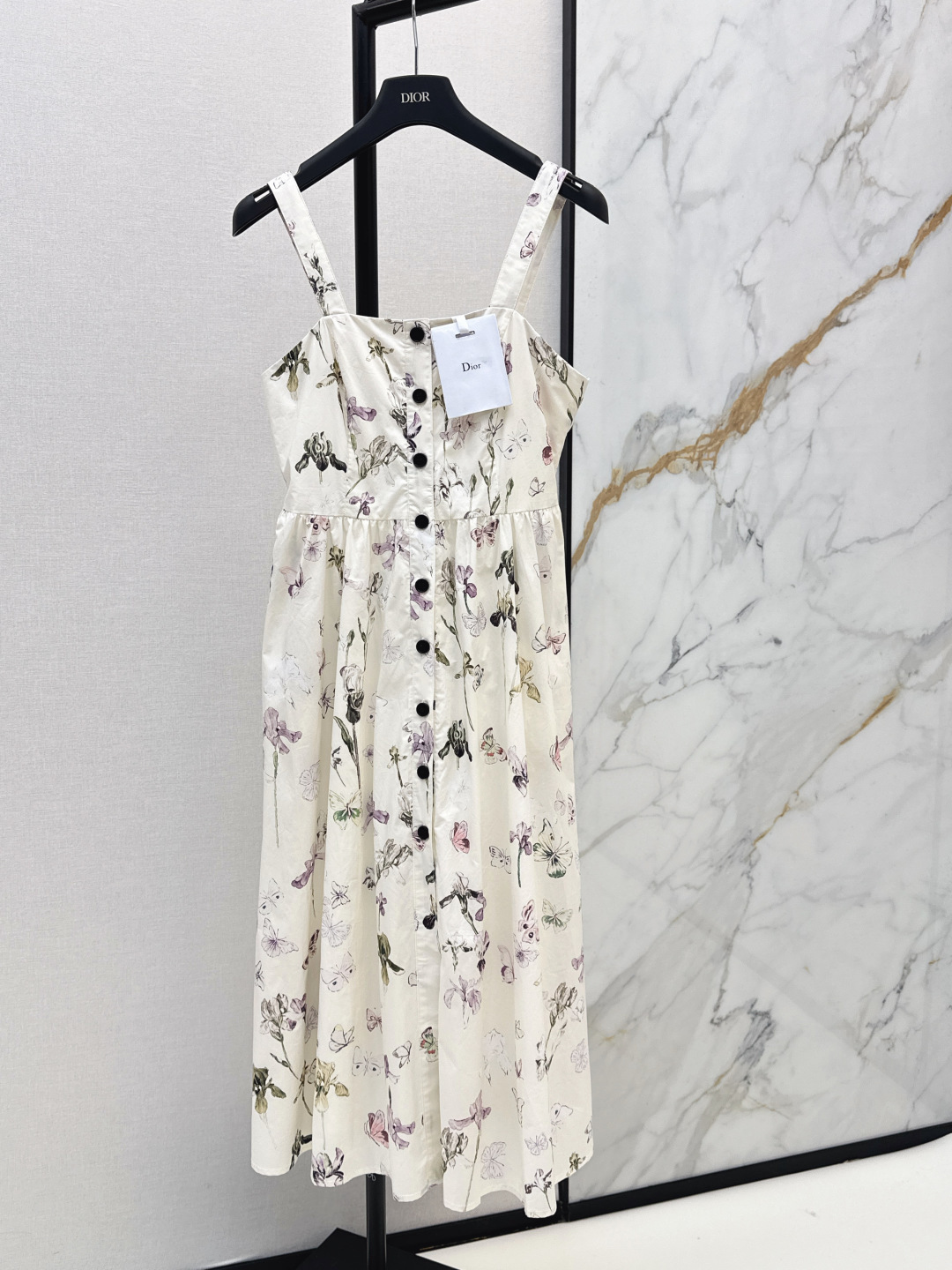 NO:843766,CD 26Ss - the latest spring and summer butterfly iris print pattern suspender dress. Belt design, pleated waist, classic umbrella skirt, romantic temperament, elegant and charming. The neatly cut upper body makes you slim and tall. It can be worn easily in daily or formal occasions. The texture of pure cotton fabric is comfortable and breathable. The mid-length skirt has a romantic temperament, elegant and charming. It has a full vacation atmosphere. It is super photogenic. One color ready for sale smlxl,,skirts,19860909CD 26Ss———春夏最新款蝴蝶鸢尾花印花图案吊带连衣裙 系腰带设计褶皱腰身经典伞型裙摆浪漫气质优雅迷人 剪裁利落上身显瘦又高挑 日常或正式场合都能轻松驾 纯棉面料质感舒适透气 裙摆中长款浪漫气质优雅迷人 度假氛围感拉满 拍照超级出片 一色现货发售smlxl,,skirts,,Women's clothing