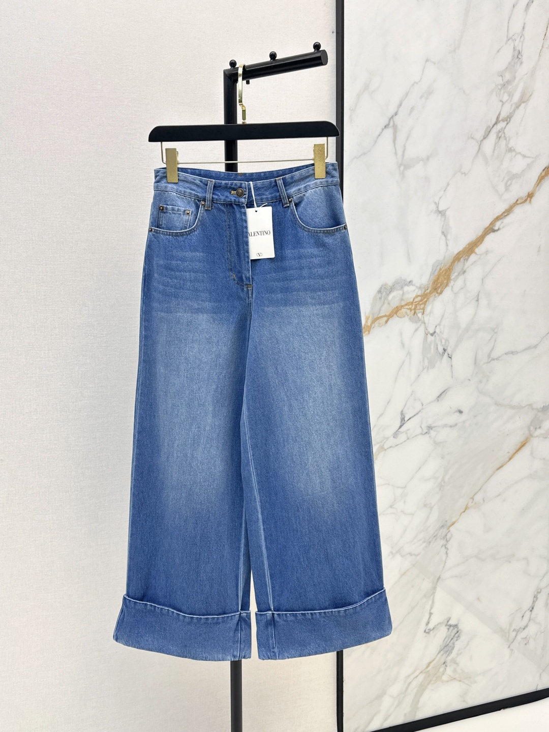 NO:843776,Zhu Zhu's same style VLTN 26Ss - the latest spring and summer nine-point jeans with double V design. The nine-point length is just right. It exposes the most familiar part of the ankle. It is super slim and tall. The widened splicing of the trouser legs has the magic of dividing the proportion of the legs. It is very tall. The backup V metal inlay is a must-have for details. One color ready for sale sml,,jeans,19860909朱珠同款 VLTN 26Ss————春夏最新款后备双V设计九分牛仔裤 九分长度恰到好处 露出脚踝最熟的部份 超级显瘦显高的心机 裤脚加宽拼接 有种分割双腿比例感的魔力 很显高 后备V金属镶嵌 细节控必入 一色现货发售sml,,jeans,,Women's clothing