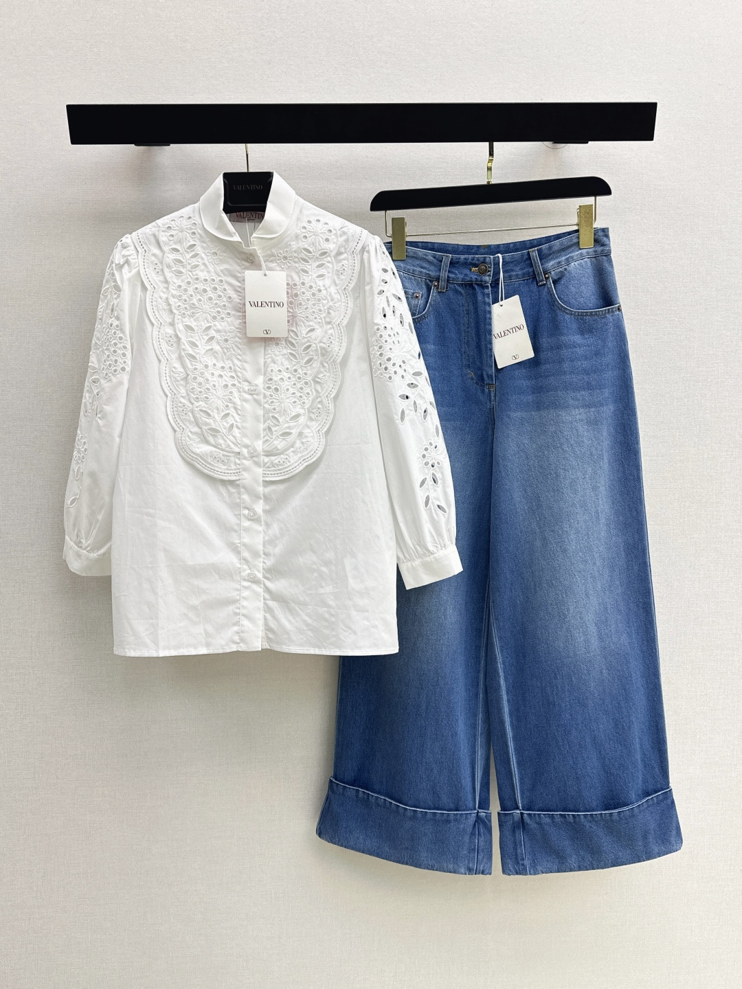 NO:843780,Heavy Industry Model VLTN 26Ss————The latest heavily embroidered three-quarter sleeve shirt for spring and summer. Heavy industry custom-made pure cotton fabric. Full-body hollow embroidery. High-density embroidery needlework. The upper body is very tall. It elongates the proportion of the body. Easily get a sense of fashion. Recommend a set of matching. One color ready for sale sml,, shirts,19860909重工款 VLTN 26Ss————春夏最新款重磅刺绣七分袖衬衫重工的定制纯棉面料 全身镂空刺绣 高密度刺绣针线 上身很显高 拉长身材比例感 轻松Get时髦感 推荐一套搭配 一色现货发售sml,,shirts,,Women's clothing