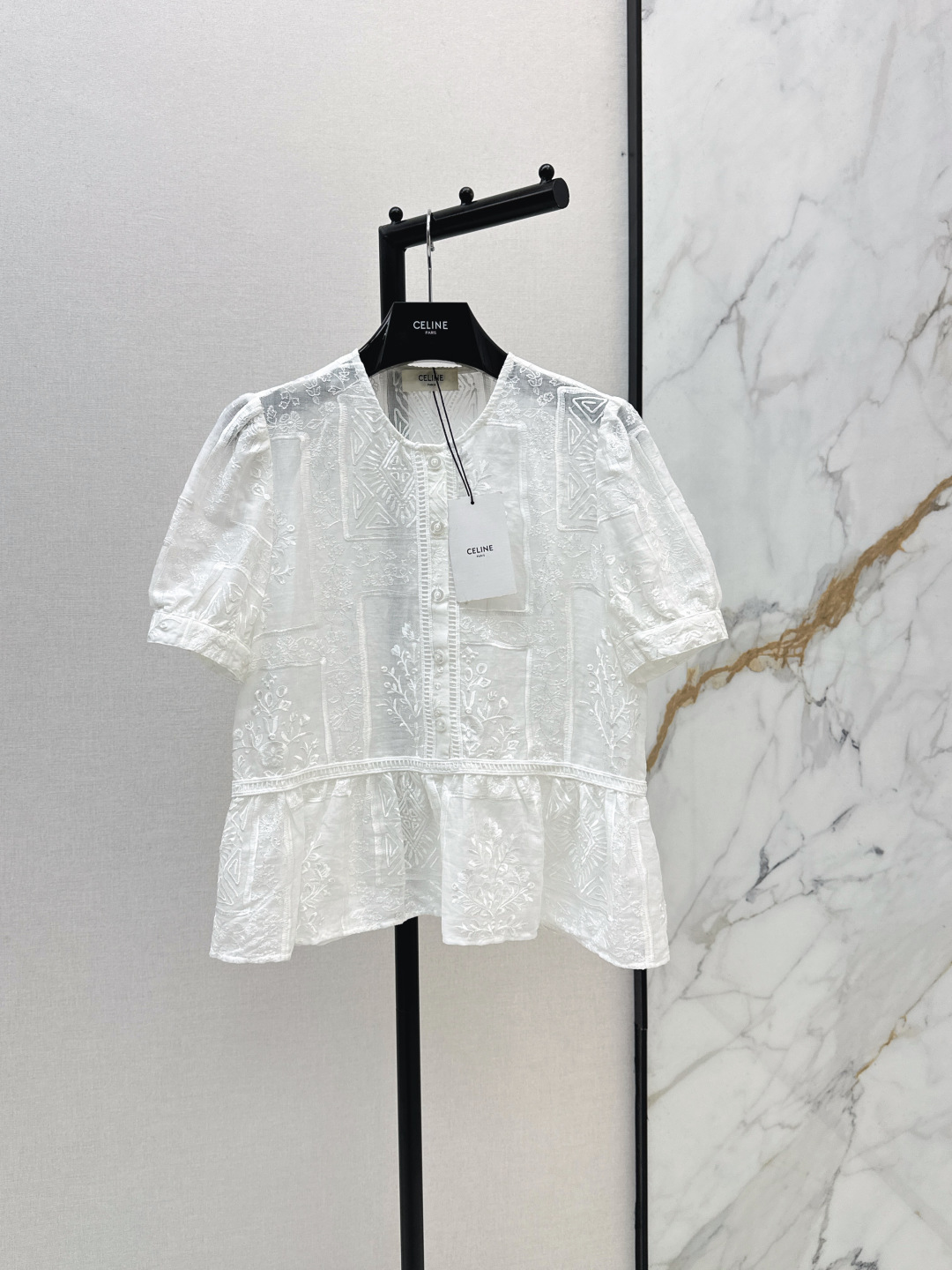 NO:843784,Retro French style Ce 26Ss - the latest three-dimensional embroidered short shirt for spring and summer. It is a very special top. It is definitely worth buying. It is very good for daily travel or vacation. The overall design makes people look very well-behaved. The three-dimensional waist design is a must-have in summer. One color ready for sale sml,, shirts,19860909复古法式 Ce 26Ss————春夏最新款立体刺绣短款小衬衫 很特别的小上衣 属于绝对值得入手的 日常出行或者度假都很不错 整体的设计显得人很乖巧 立体收腰设计 是夏日必备的没错 一色现货发售sml,,shirts,,Women's clothing