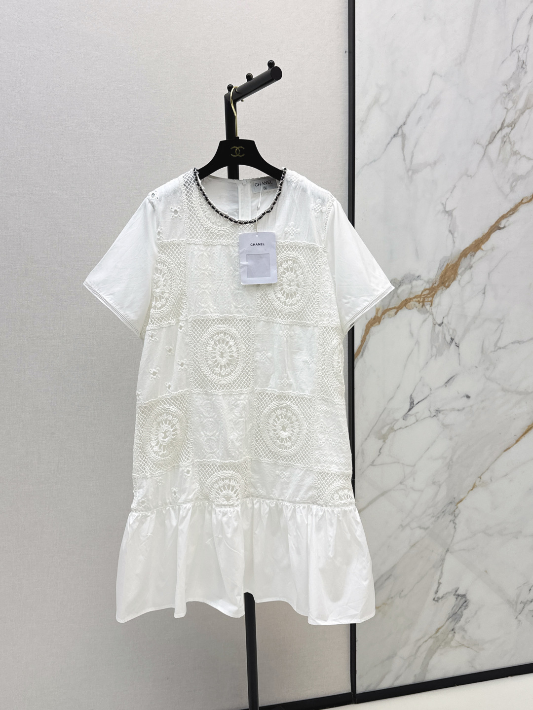 NO:844454,C Home 26Ss————The leather chain design on the neckline of the latest spring and summer hollow crochet dress is the iconic element of Xiaoxiangfeng. The black and white contrasting chain. The pure white skirt adds a delicate sense of retro elegance. It is highly recognizable. The whole body adopts a spliced ​​hollow crochet design. It is rich in layers and has a sense of breathing. It is gentle and delicate. One color ready for sale sml,,chanel,skirts,19860909C家 26Ss————春夏最新款镂空钩花连衣裙领口的皮穿链设计是小香风标志性元素 黑白撞色链条 纯白裙装增添了精致的复古贵气感 辨识度拉满 全身采用拼接式镂空钩花设计 层次丰富自带呼吸感 温柔又精致 一色现货发售sml,,chanel,skirts,,Women's clothing