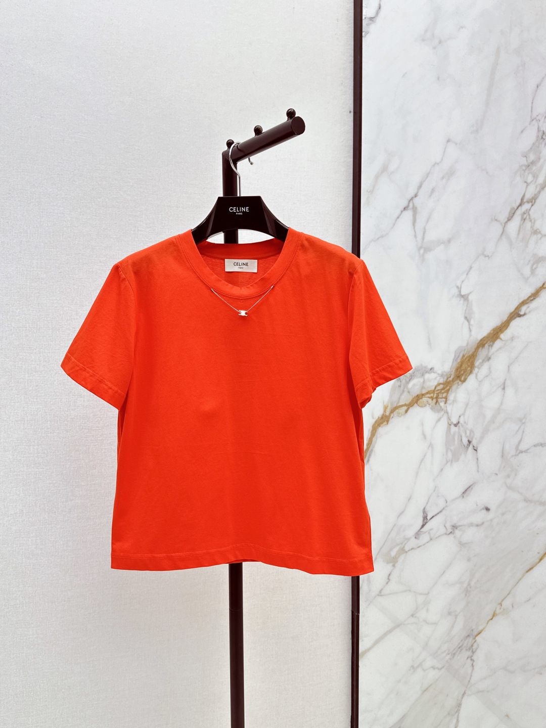 NO:844419,Ce 26Ss————The latest spring and summer Arc de Triomphe chain decorated short T-shirt made of high-count combed cotton. It feels soft and skin-friendly. It has a soft matte texture. It is breathable and not sweaty. The neckline comes with Arc de Triomphe metal decoration. You can wear it with a sense of sophistication without additional necklaces. Three colors are available in stock, sml, tees, t-shirt, necklace,19860909Ce 26Ss————春夏最新款凯旋门链条装饰短款T恤高支精梳棉面料 手感软糯亲肤 自带柔和的哑光质感 透气不闷汗 领口自带凯旋门金属装饰 不用额外搭配项链也能穿出精致感 三色现货发售sml,,tees，t-shirt,necklace,,Women's clothing