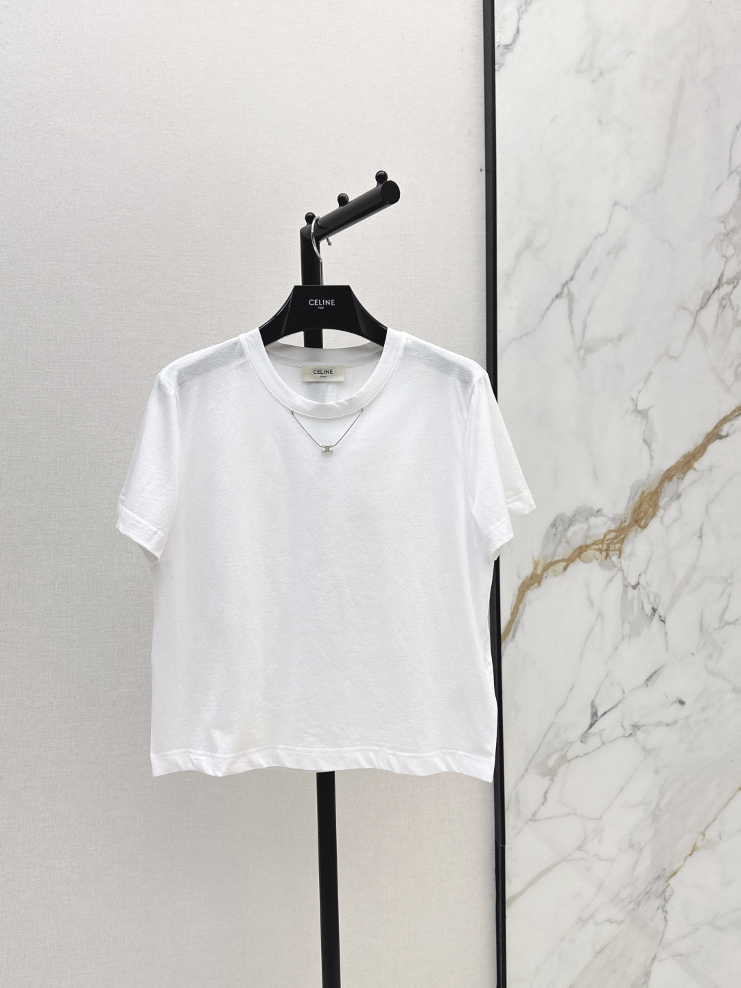 NO:844424,Ce 26Ss————The latest spring and summer Arc de Triomphe chain decorated short T-shirt made of high-count combed cotton. It feels soft and skin-friendly. It has a soft matte texture. It is breathable and not sweaty. The neckline comes with Arc de Triomphe metal decoration. You can wear it with a sense of sophistication without additional necklaces. Three colors are available in stock, sml, tees, t-shirt, necklace,19860909Ce 26Ss————春夏最新款凯旋门链条装饰短款T恤高支精梳棉面料 手感软糯亲肤 自带柔和的哑光质感 透气不闷汗 领口自带凯旋门金属装饰 不用额外搭配项链也能穿出精致感 三色现货发售sml,,tees，t-shirt,necklace,,Women's clothing