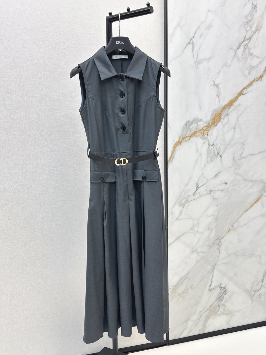 NO:844429,CD 26Ss————The latest spring and summer long sleeveless dress with bee embroidery decoration and half-button on the chest with custom retro hardware. Leather belt with CD buckle. Low-key to show the brand texture. Details are captured at a glance. Lapel + sleeveless design to modify the shoulder and neck lines. Comes with waist belt + A-line large skirt. One-click optimization of head-to-shoulder ratio and waist-to-hip ratio. Hidden flesh and shows temperament. One color ready for sale sml,,skirts,19860909CD 26Ss————春夏最新款蜜蜂刺绣装饰长款无袖连衣裙胸前半扣定制复古五金 搭配CD扣头的皮腰带 低调彰显品牌质感 细节控一眼沦陷 翻领+无袖设计修饰肩颈线条 自带收腰皮带+A字大裙摆 一键优化头肩比与腰臀比 藏肉又显气质 一色现货发售sml,,skirts,,Women's clothing