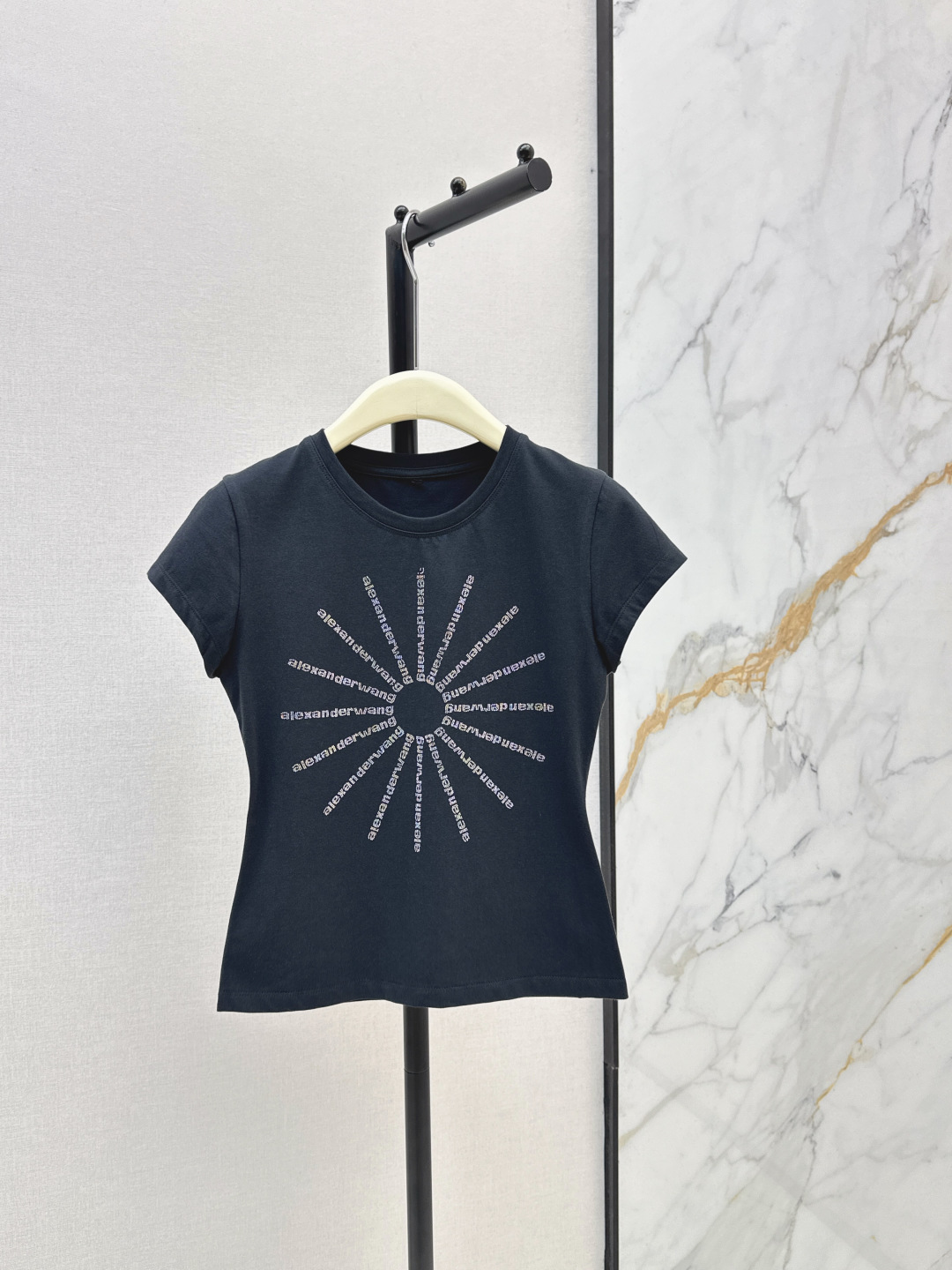 NO:844434,AW 26Ss————The latest spring and summer logo letter hot diamond sunflower pattern slim fit T-shirt three-dimensional heavy-duty hot diamond letter pattern. The fabric is comfortable. The hot diamond letter pattern is restored to the version. It is different from ordinary printing. The hot diamond letter pattern is on the version. The pattern decorates the chest. Advanced and versatile. Slim fit tailoring. Simple boutique. Two colors ready for sale sml, tees, t-shirt,19860909AW 26Ss————春夏最新款logo字母烫钻太阳花图案修身T恤立体重工烫钻字母图案 面料舒适 烫钻字母图案对版还原 区别普通印花 对版的烫钻字母 图案装饰胸前 高级百搭 修身版型剪裁 简单精品 两色现货发售sml,,tees，t-shirt,,Women's clothing