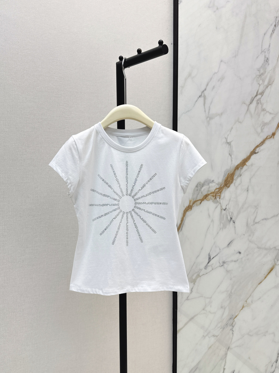 NO:844439,AW 26Ss————The latest spring and summer logo letter hot diamond sunflower pattern slim fit T-shirt three-dimensional heavy-duty hot diamond letter pattern. The fabric is comfortable. The hot diamond letter pattern is restored to the version. It is different from ordinary printing. The hot diamond letter pattern is on the version. The pattern decorates the chest. Advanced and versatile. Slim fit tailoring. Simple boutique. Two colors ready for sale sml, tees, t-shirt,19860909AW 26Ss————春夏最新款logo字母烫钻太阳花图案修身T恤立体重工烫钻字母图案 面料舒适 烫钻字母图案对版还原 区别普通印花 对版的烫钻字母 图案装饰胸前 高级百搭 修身版型剪裁 简单精品 两色现货发售sml,,tees，t-shirt,,Women's clothing