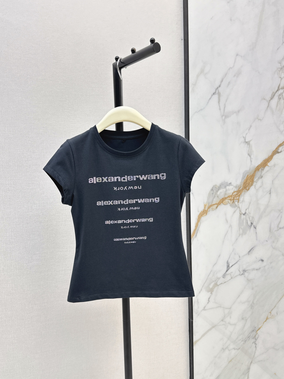 NO:844443,AW 26Ss————The latest spring and summer logo letter hot diamond pattern slim fit T-shirt three-dimensional heavy-duty hot diamond letter pattern. The fabric is comfortable. The hot diamond letter pattern is restored to the version. It is different from ordinary printing. The hot diamond letter pattern is on the version. The pattern decorates the chest. Advanced and versatile. Slim fit tailoring. Simple boutique. Two colors ready for sale. sml m,, tees, t-shirt,19860909AW 26Ss————春夏最新款logo字母烫钻图案修身T恤立体重工烫钻字母图案 面料舒适 烫钻字母图案对版还原 区别普通印花 对版的烫钻字母 图案装饰胸前 高级百搭 修身版型剪裁 简单精品 两色现货发售sml m,,tees，t-shirt,,Women's clothing