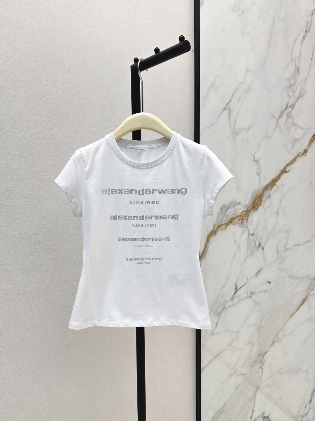 NO:844447,AW 26Ss————The latest spring and summer logo letter hot diamond pattern slim fit T-shirt three-dimensional heavy industrial hot diamond letter pattern. The fabric is comfortable. The hot diamond letter pattern is restored to the version. It is different from ordinary printing. The hot diamond letter pattern is on the version. The pattern decorates the chest. Advanced and versatile. Slim fit tailoring. Simple boutique. Two colors ready for sale sml, tees, t-shirt,19860909AW 26Ss————春夏最新款logo字母烫钻图案修身T恤立体重工烫钻字母图案 面料舒适 烫钻字母图案对版还原 区别普通印花 对版的烫钻字母 图案装饰胸前 高级百搭 修身版型剪裁 简单精品 两色现货发售sml,,tees，t-shirt,,Women's clothing