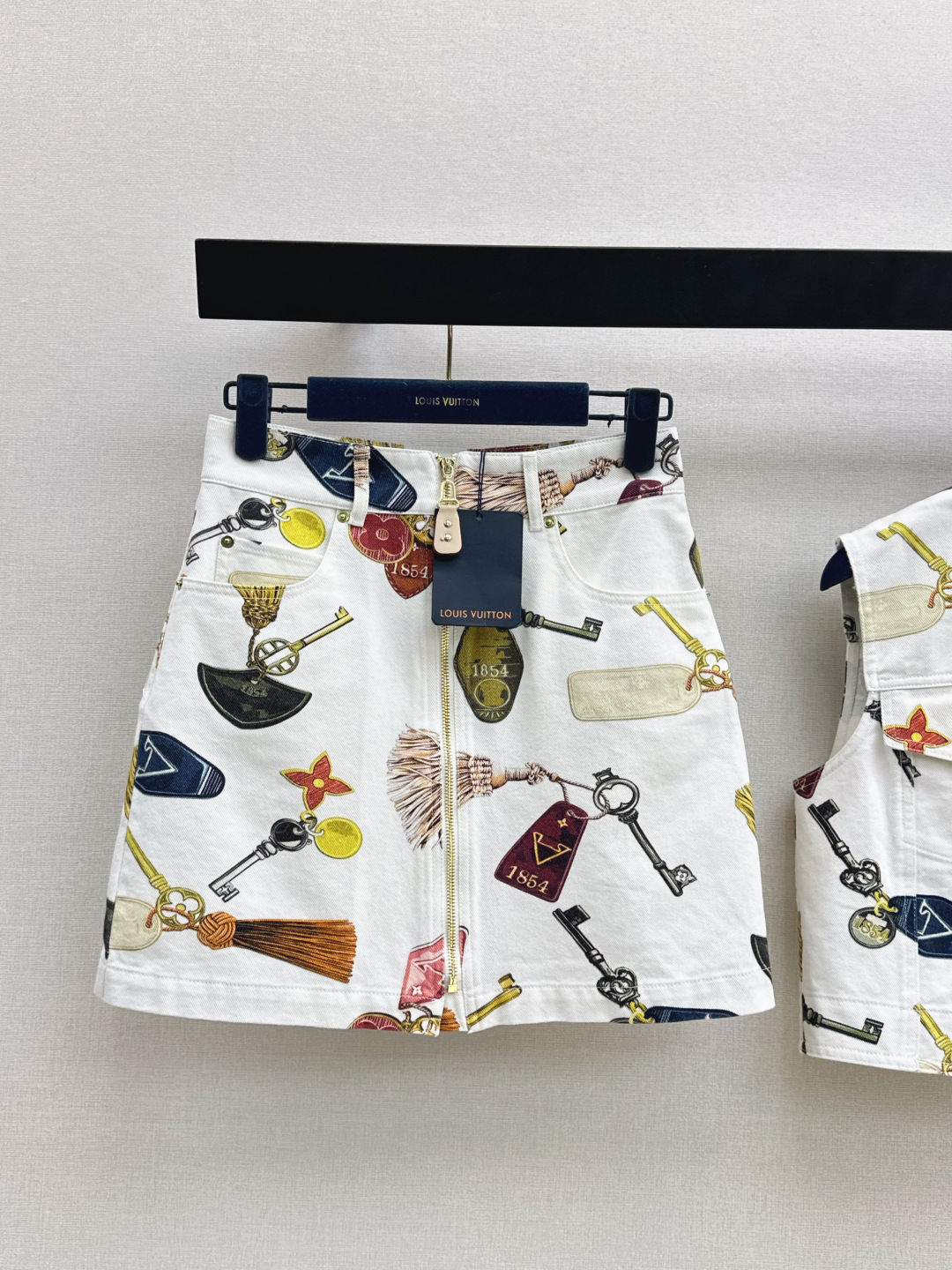 NO:844455,L Family 26Ss————The latest spring and summer Flight Mode series printed denim skirt with retro key + bottle and other patterns. Full of LV classic elements, both artistic and brand recognition. Original customized denim fabric. Classic zipper small A version. Versatile and not picky, the upper body is very slim. Highly recommended casual temperament items. One color ready for sale sml,, louis vuitton, louis vuitton, skirts,19860909L家 26Ss————春夏最新款Flight Mode系列印花牛仔半裙复古钥匙+瓶状物等图案 满满LV经典元素 艺术感与品牌辨识度兼具 原版定制丹宁牛仔面料 经典拉链式小A版型 百搭不挑人上身巨显瘦 强烈推荐休闲气质单品 一色现货发售sml,,louis vuitton,louis vuitton,skirts,,Women's clothing