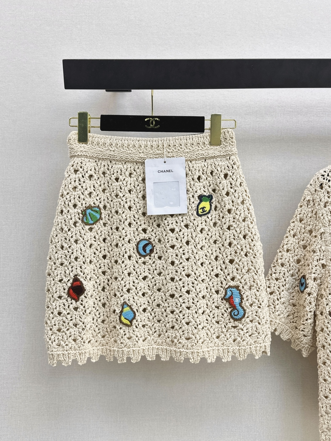 NO:844463,High version C home 26Ss————The latest spring and summer Coco girl beach series underwater world embroidered woven hollow skirt yb purchased customized yarn. The beautiful little fairy is white and rich. The elegant temperament is beautiful and fairy. The high-end color is luxurious and advanced. The classic version is versatile and not picky. Fashionable and advanced. The details are all in place. One color ready for sale sml,,chanel,skirts,19860909高版本 C家 26Ss————春夏最新款Coco女孩beach沙滩系列海底世界刺绣缕空勾织小半裙yb购入定制纱线 绝美小仙女白富美神器 优雅气质又美又仙 高级色调奢华又高级 经典版型百搭不挑人时髦又高级 细节全面到位 一色现货发售sml,,chanel,skirts,,Women's clothing
