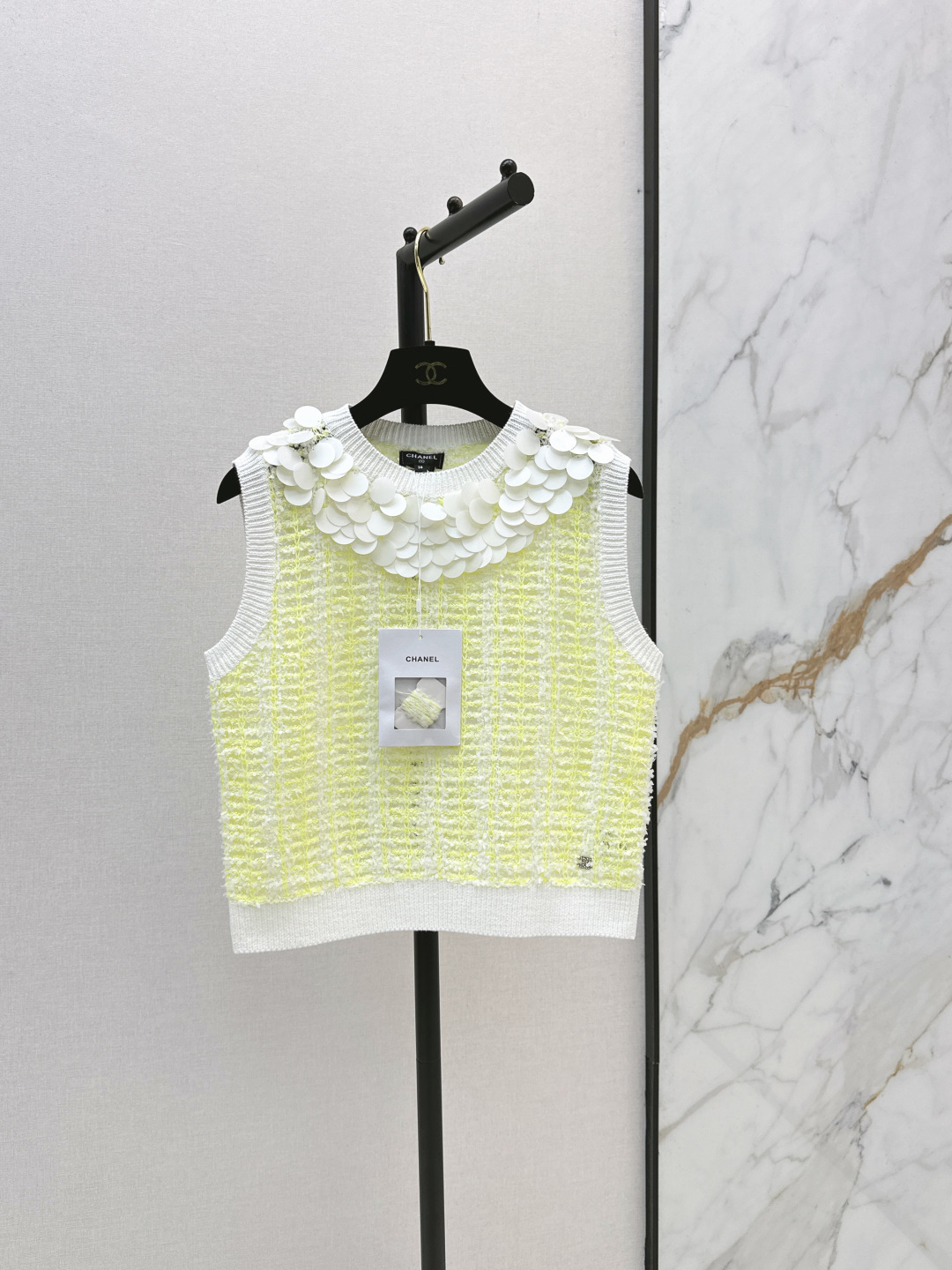 NO:844472,C Home 26Ss - The latest yellow knitted sleeveless top for spring and summer is made of light and breathable yarn. It is designed with a grid texture. It is super comfortable to wear in spring and summer. The white ribbed collar, cuffs and hem have a full sense of layering. The small logo in the lower left corner is very recognizable. It can be easily worn for daily leisure or vacation. It goes well with jeans or skirts. It is comfortable and fashionable. It is available in one color, sml,, chanel, skirts, jeans,19860909C家 26Ss————春夏最新款的黄色针织无袖上衣采用轻薄透气纱线 网格纹理设计 春夏穿超舒服 白色罗纹领口袖口和下摆 层次感满满 左下角小标志超有辨识度 日常休闲或度假都能轻松驾驭 搭配牛仔裤或半身裙都很出彩 舒适又时髦 一色现货发售sml,,chanel,skirts,jeans,,Women's clothing