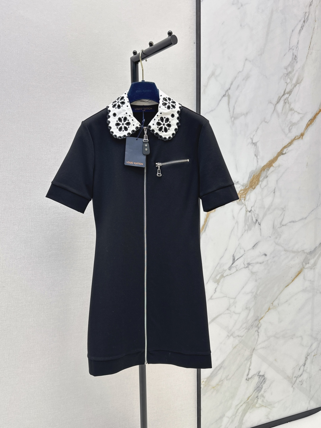 NO:844476,L's 26Ss————The latest spring and summer doll collar zipper dress, customized fabric texture, shiny and crisp doll collar dress, hollow flower embroidered doll collar, sweet and cute, can change into different styles in seconds, molded zipper + leather buckle embellishment, height can be adjusted freely, zipper fake pocket on the chest adds a sense of style, straight waist tailoring, outlines the graceful figure, wears age-reducing style, one color ready for sale smlxl,, louis vuitton, skirts,19860909L家 26Ss————春夏最新款娃娃领拉链连衣裙定制面料质感光泽挺括 娃娃领连衣裙 镂空花朵刺绣娃娃领 甜美可爱 秒变不同风格 开模拉链+皮扣点缀 可自由调节高度 胸前拉链假口袋增添造型感 直筒修腰剪裁 勾勒曼妙身姿 穿搭减龄洋气 一色现货发售smlxl,,louis vuitton,skirts,,Women's clothing
