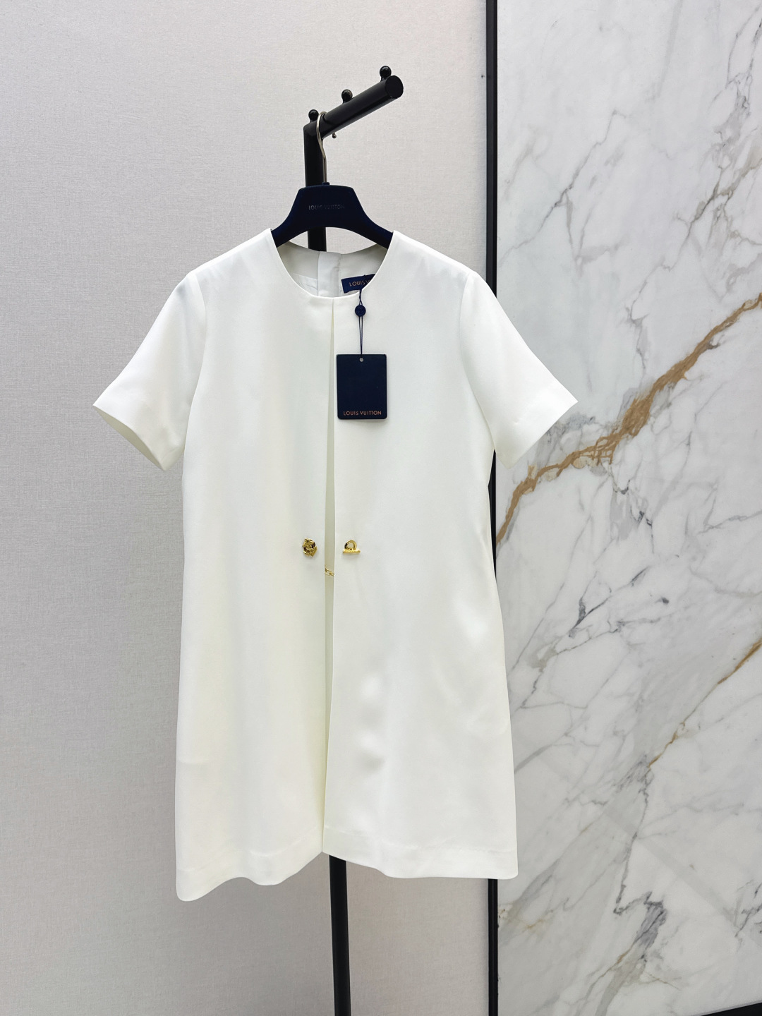 NO:844486,L's 26SS - the latest nautical chain anchor metal buckle decorated short-sleeved dress for spring and summer. High-end and elegant style. Smooth A-line tailoring makes the upper body slimmer. Streamlined line design. It is easy to wear, durable and versatile. It is a stylish item that is suitable for daily commuting. Two colors are available for sale smlxl, louis vuitton, skirts, T-shirt,19860909L家 26SS———春夏最新款航海链条船锚金属扣装饰短袖连衣裙 高级优雅气质风 流畅A字剪裁版型上身巨显瘦 精简线条感设计 好穿耐看又百搭 很适合日常通勤穿搭的洋气单品 两色现货发售smlxl,,louis vuitton,skirts,T-shirt,,Women's clothing
