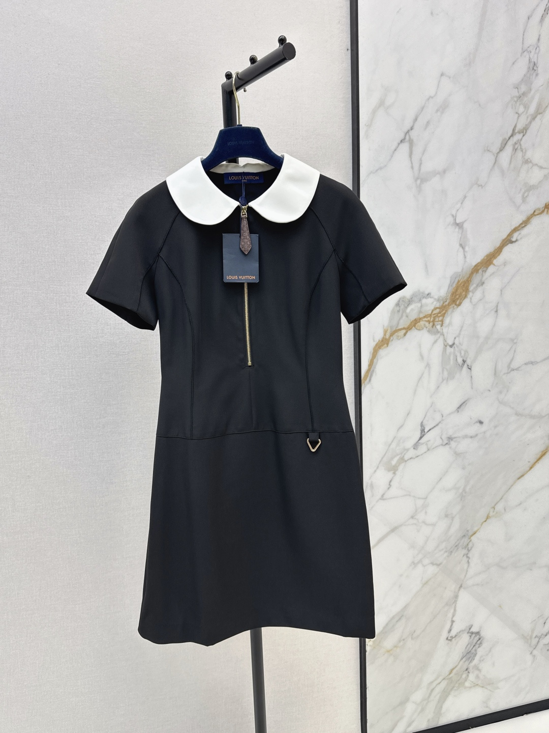 NO:844497,L's 26Ss - the latest temperament Hepburn style short-sleeved dress for spring and summer. Low-key luxury three-dimensional tailoring. Streamlined line design highlights the small waist. Noble and elegant, showing gentle and intellectual temperament. Imported special materials. The lining is soft and comfortable. It will be amazing when you receive it. The texture of the customized fabrics is amazing. Available in stock in one color, smlxl, louis vuitton, skirts, T-shirt,19860909L家 26Ss———春夏最新款气质赫本风短袖连衣裙 低调奢华立体剪裁 精简线条感设计凸显小蛮腰 高贵典雅又尽显温柔知性的气质 进口特殊材质 里衬微弹柔软舒适 收到手会很惊艳 定制面料质感超赞 一色现货发售smlxl,,louis vuitton,skirts,T-shirt,,Women's clothing