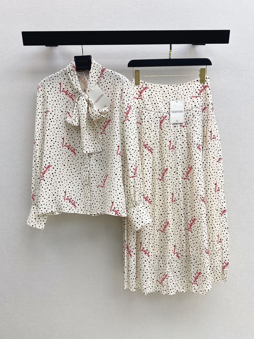NO:844502,Shirt Skirt VLTN 26Ss - The latest French style silk suit for spring and summer. Milky white polka dot printed streamer shirt + A-line mid-length skirt. Polka dot elements are integrated into irregular brand logo signature letter printing. Novel design is elegant and attitude. Collar streamer and small bow tie embellishment design are smart and delicate. 100% silk fabric is light and breathable. A set of matching makes the overall look harmonious and refined. One color ready for sale sml,, skirts, shirts, real silk,19860909衬衫 半裙VLTN 26Ss————春夏最新款法式风真丝套装奶白波点印花飘带衬衫+A字中长款半裙 波点元素融入不规则品牌标识签名字母印花 新颖设计优雅有态度 领部飘带小领结点缀设计灵动又精致百分百真丝面料轻薄透气 一套搭配让整体造型和谐又精致 一色现货发售sml,,skirts,shirts,real silk,,Women's clothing