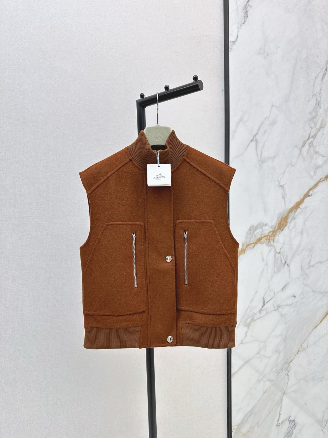 NO:844464,Her 25Ss - the latest wool double-faced nylon pilot vest jacket for autumn and winter. Purely handmade double-faced nylon wool splicing thread design. Stand-up collar H-shaped tailoring. Simple yet elegant. Multi-pocket design is practical and adds fashionable details. Imported wool fabric. The texture is quite wide and stylish. The new autumn and winter product stacking artifact version is versatile and fashionable. The upper body looks thin and tall. Three colors are available for sale sml,,jackets & coats,19860909高知感穿搭 Her 25Ss————秋冬最新款羊毛双面尼飞行员马甲外套纯手工制作双面尼羊毛拼接螺纹设计 立领H版型剪裁 简约又不失气场 多口袋设计实用又添时髦细节 进口羊毛面料 质感挺阔有型 秋冬新品叠搭神器版型百搭时髦上身显瘦又高挑 三色现货发售sml,,jackets & coats,,Women's clothing