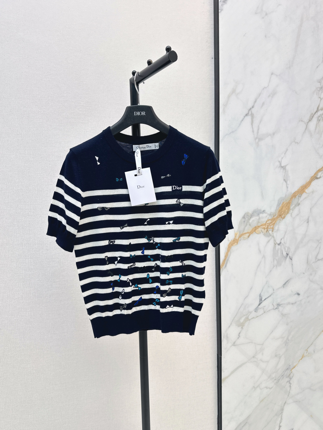 NO:844469,CD 26Ss - the latest striped knitted top with bow embroidery for spring and summer. Fashionable navy style. Heavy industry letter logo + bow embroidery. The stripe color is also very beautiful. It makes you look younger and more fashionable in a second. Super light yarn. Not afraid of sultry heat in summer. Very breathable. Three colors ready for sale sml,,19860909CD 26Ss———春夏最新款蝴蝶结刺绣条纹针织上衣 时髦海军风 重工字母logo+蝴蝶结刺绣 条纹配色也很好看 一秒减龄又时髦 超级轻薄的纱线 夏季不怕闷热 透气性很好 三色现货发售sml,,,Women's clothing