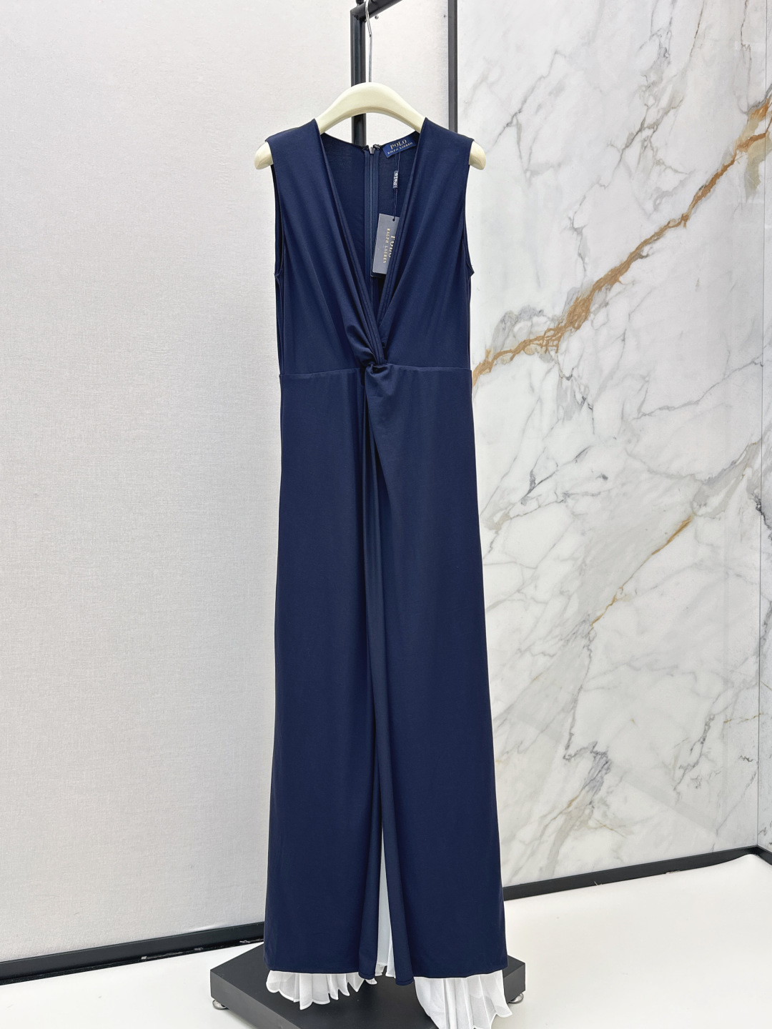 NO:844473,Elegant and classy RL 26Ss————The latest spring and summer deep V-neck long sleeveless dress with classic contrasting stitching. It has a whole elegant and high-end temperament. It is a refined little dress that can be used for commuting and daily life. One color ready for sale sml,,skirts,19860909优雅有范 RL 26Ss————春夏最新款深V领长款无袖连衣裙经典撞色拼接 一整个优雅和高级感的气质 是一条精致感的小礼裙 通勤日常皆可 一色现货发售sml,,skirts,,Women's clothing