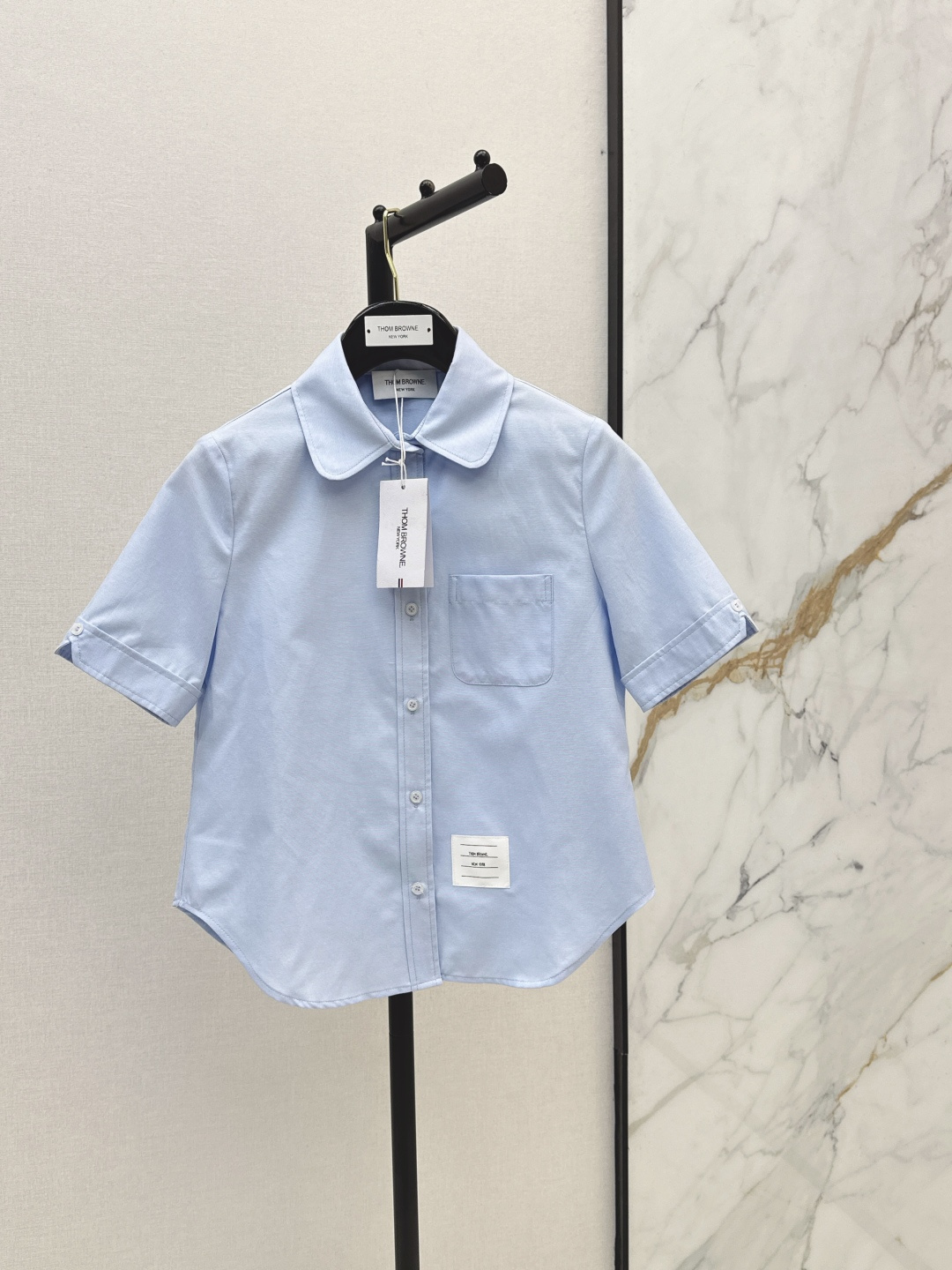 NO:844481,Age-reducing item TB 26Ss————The latest spring and summer college-style short-sleeved shirt with classic lapel + one-sided chest pocket. Perfect details. Curved edges and natural waist design. Versatile and not picky. Sweet and salty, youthful and casual girlish temperament. Two colors available for sale sml, shirts, T-shirt,19860909减龄单品 TB 26Ss————春夏最新款学院风短袖衬衫经典翻领+单侧胸袋 细节满分 弧边自然收腰版型设计 百搭不挑人 可甜可盐青春休闲少女气质 两色现货发售sml,,shirts,T-shirt,,Women's clothing