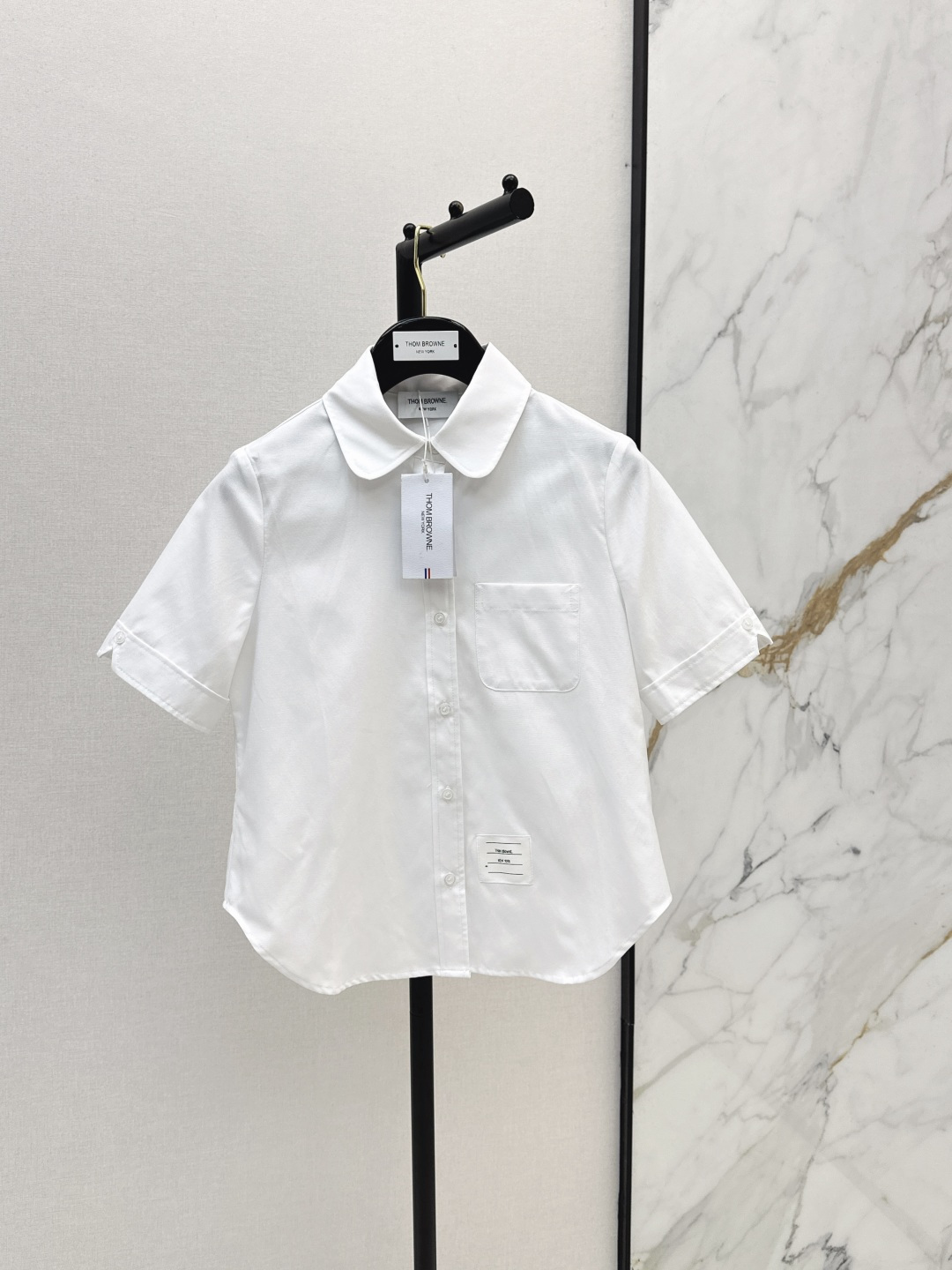 NO:844487,Age-reducing item TB 26Ss————The latest spring and summer college-style short-sleeved shirt with classic lapel + one-sided chest pocket. Perfect details. Curved edges and natural waist design. Versatile and not picky. Sweet and salty, youthful and casual girlish temperament. Two colors available for sale sml, shirts, T-shirt,19860909减龄单品 TB 26Ss————春夏最新款学院风短袖衬衫经典翻领+单侧胸袋 细节满分 弧边自然收腰版型设计 百搭不挑人 可甜可盐青春休闲少女气质 两色现货发售sml,,shirts,T-shirt,,Women's clothing