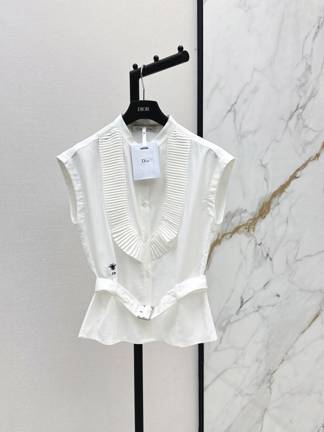 NO:844450,CD 26Ss————The latest spring and summer accordion pleated lace spliced ​​off-shoulder shirt. Elegant and generous temperament. Simple and not lacking in highlights. The version has a bit of off-shoulder silhouette. It has more hidden flesh and a casual feel. It can be matched casually. One color ready for sale sml,, shirts,19860909CD 26Ss————春夏最新款风琴褶花边拼接落肩衬衫 优雅大方的气质 简约又不缺少亮点 版型带有一点落肩廓形感 更加的藏肉和具有休闲感 随意搭配都出色 一色现货发售sml,,shirts,,Women's clothing