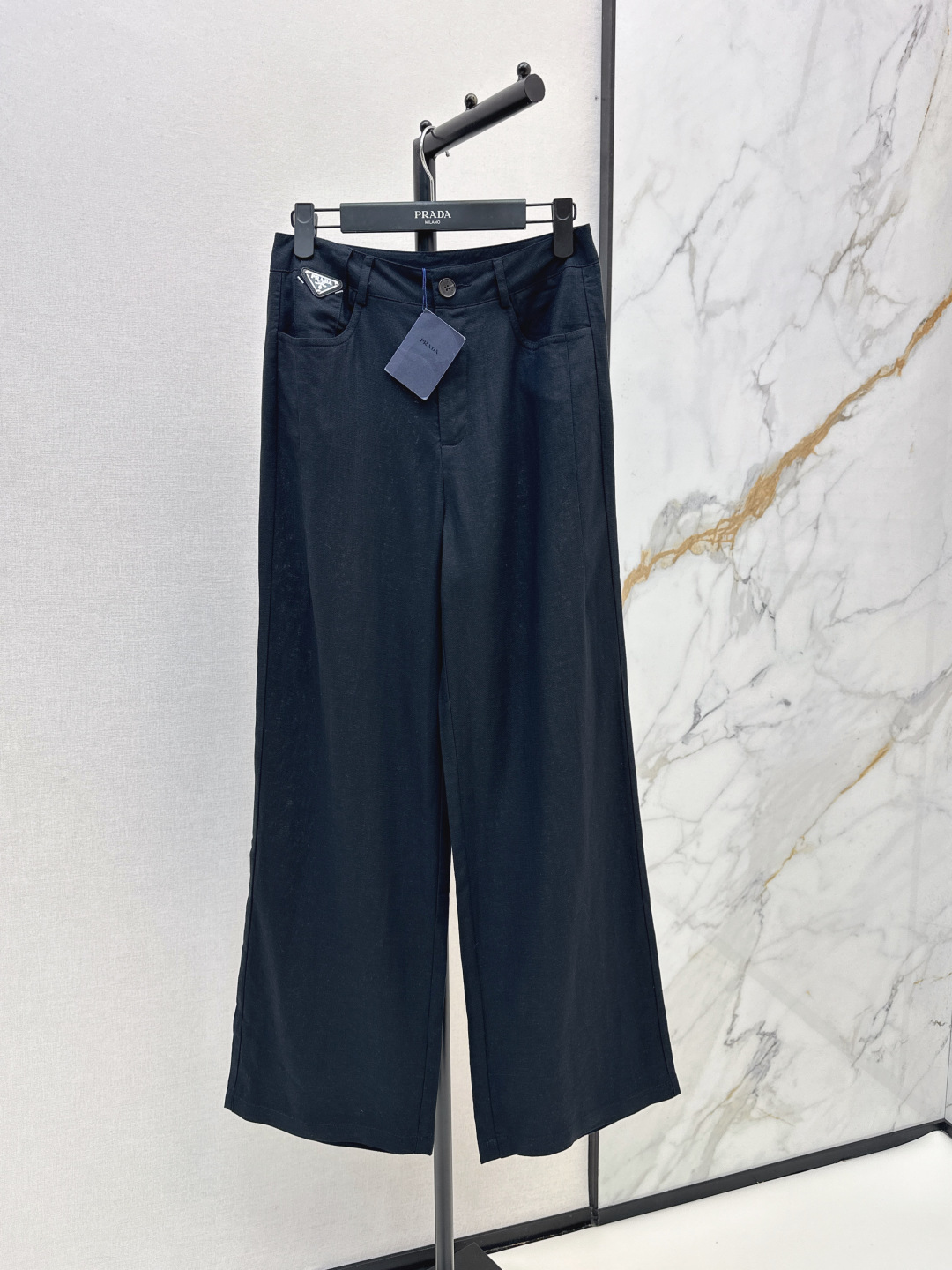 NO:845169,PD 26Ss - the latest straight-leg trousers with triangle logo decoration for spring and summer. Made of 100% linen fabric. Not picky about your body shape. The upper body is particularly great!  The style of the matching is also very versatile. Exquisite advanced customization. The texture of the fabric is awesome. Retro and elegant. The upper body is cool and handsome, age-reducing and fashionable. Two colors are available for sale sml,,19860909PD 26Ss———春夏最新款三角标装饰直筒长裤 百分百亚麻面料 不挑剔身形要求 上身特别赞！搭配的风格也很通吃 精致高级定制 富有肌理感的面料质感超赞 复古优雅 上身酷帅减龄时髦精 两色现货发售sml,,,Women's clothing