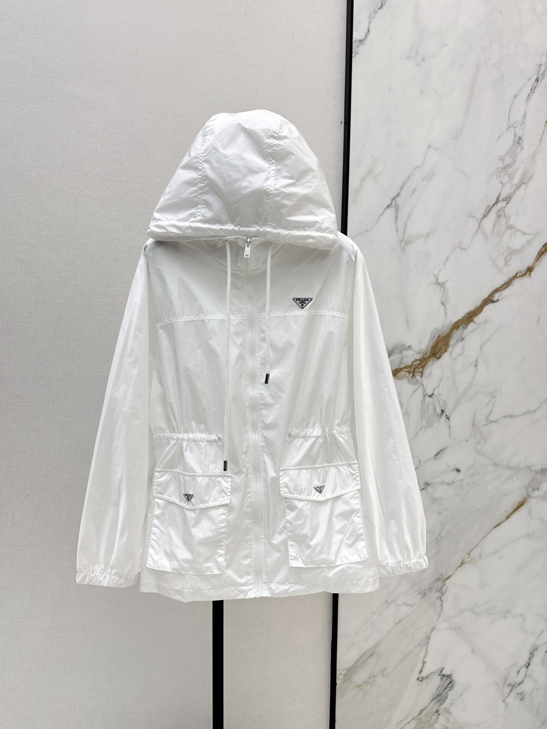 NO:845174,PD 26Ss————The latest spring and summer hooded jacket with triangle logo decoration combines the collision design of work clothes and sun protection clothing. Light and thin fabrics. Special materials have a sense of texture. Every small detail is paid great attention to. Just the right sense of high-end. Three-dimensional tailoring makes the upper body of the ready-to-wear more refined and western-style. Two colors are available for sale now. SML,, jackets & coats, hats,19860909PD 26Ss————春夏最新款三角标装饰连帽外套结合工装与防晒衣的碰撞设计 轻薄面料 特殊材质有肌理感 每个小细节都非常注重 恰到好处的高级感 立体剪裁 让成衣上身更为精致洋气 两色现货发售sml,,jackets & coats,hats,,Women's clothing