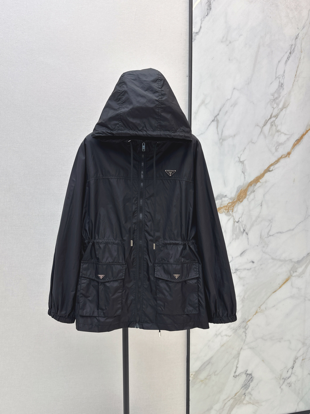 NO:845179,PD 26Ss————The latest spring and summer hooded jacket with triangle logo decoration combines the collision design of work clothes and sun protection clothing. Light and thin fabrics. Special materials have a sense of texture. Every small detail is paid great attention to. Just the right sense of high-end. Three-dimensional tailoring makes the upper body of the ready-to-wear more refined and western-style. Two colors are available for sale now. SML,, jackets & coats, hats,19860909PD 26Ss————春夏最新款三角标装饰连帽外套结合工装与防晒衣的碰撞设计 轻薄面料 特殊材质有肌理感 每个小细节都非常注重 恰到好处的高级感 立体剪裁 让成衣上身更为精致洋气 两色现货发售sml,,jackets & coats,hats,,Women's clothing