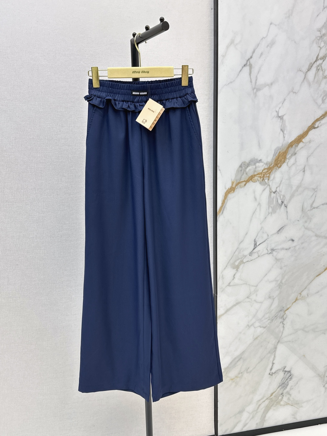 NO:845184,Miu 26Ss————The latest elastic waist straight trousers for spring and summer. You are not picky about your body shape. The upper body is particularly good!  The style of the matching is also very versatile. Exquisite and advanced customization. The texture of the textured fabric is awesome. Retro and elegant. The upper body is cool and handsome, age-reducing and fashionable. Two colors are available for sale sml,,miumiu,19860909Miu 26Ss————春夏最新款松紧腰直筒长裤 不挑剔身形要求 上身特别赞！搭配的风格也很通吃 精致高级定制 富有肌理感的面料质感超赞 复古优雅 上身酷帅减龄时髦精 两色现货发售sml,,miumiu,,Women's clothing