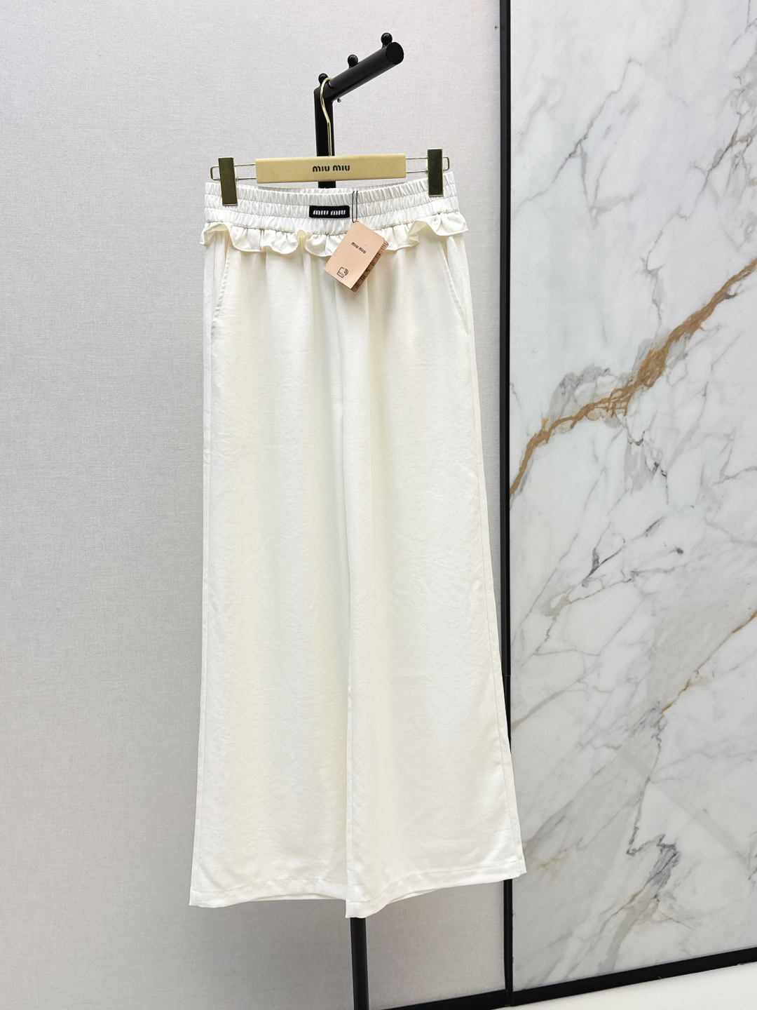 NO:845189,Miu 26Ss————The latest elastic waist straight trousers for spring and summer. You are not picky about your body shape. The upper body is particularly good!  The style of the matching is also very versatile. Exquisite and advanced customization. The texture of the textured fabric is awesome. Retro and elegant. The upper body is cool and handsome, age-reducing and fashionable. Two colors are available for sale sml,,miumiu,19860909Miu 26Ss————春夏最新款松紧腰直筒长裤 不挑剔身形要求 上身特别赞！搭配的风格也很通吃 精致高级定制 富有肌理感的面料质感超赞 复古优雅 上身酷帅减龄时髦精 两色现货发售sml,,miumiu,,Women's clothing