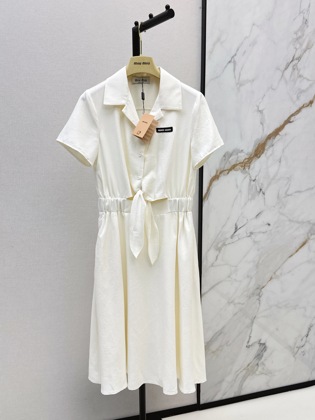 NO:845193,Miu 26Ss - the latest spring and summer style long lapel Miu style age-reducing dress. Classic design. The upper body is exquisite and capable. Easy to match. Customized imported fabrics are crisp and stylish. Full of high-end. Two colors available for sale sml,,miumiu,skirts,19860909Miu 26Ss———春夏最新款翻领长款缪系减龄连衣裙 经典款设计 上身精致又干练得体 搭配起来随心应手 定制的进口面料挺括有型 满满的高级感 两色现货发售sml,,miumiu,skirts,,Women's clothing