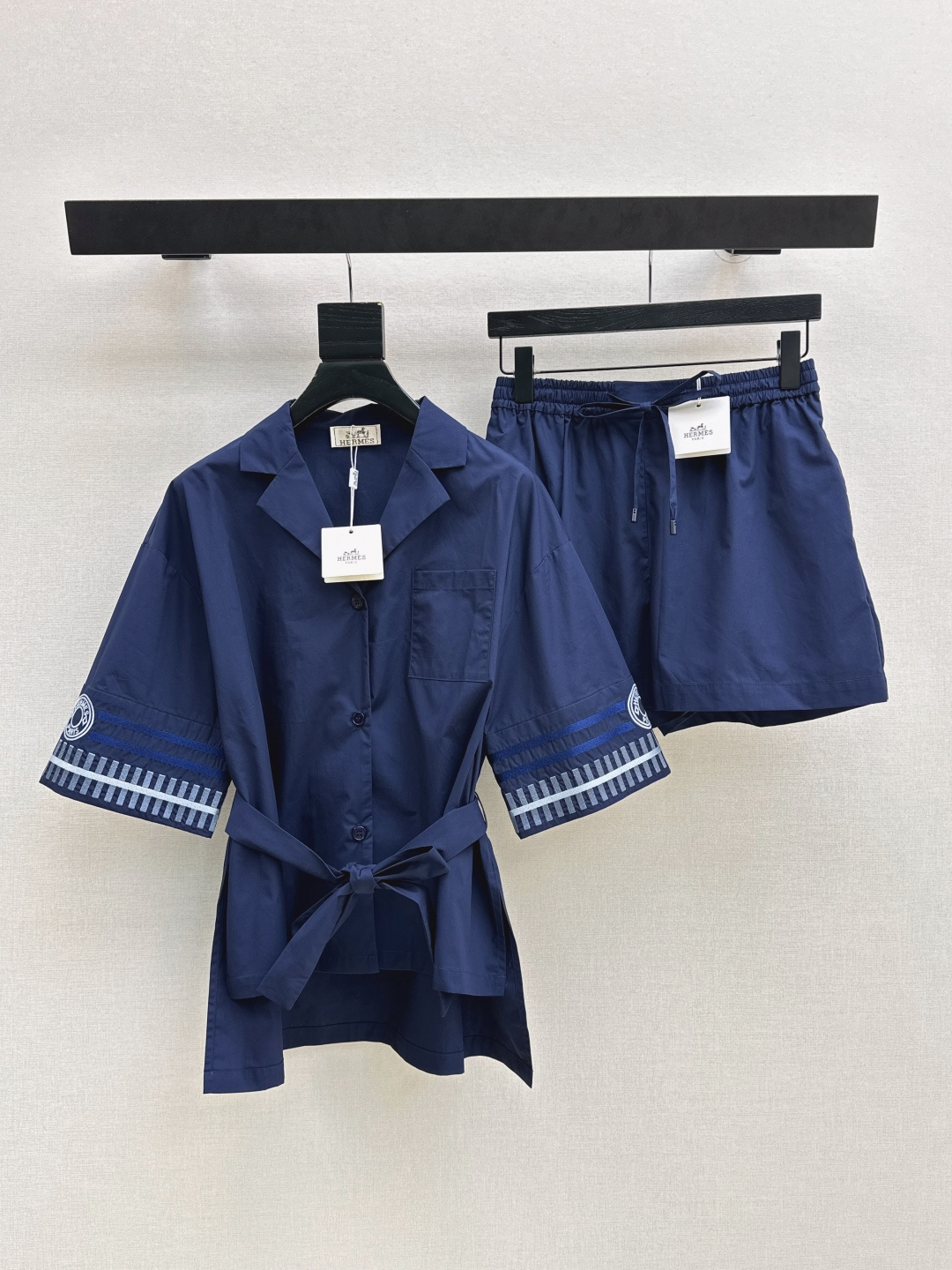 NO:845197,Her 26Ss————The latest old-money style outfit for spring and summer. A cute style. Full of small details. Exquisite workmanship. Age-reducing fashion. Good HOLD style. Developed in two colors. Ready for sale sml,,19860909Her 26Ss————春夏最新款老钱风穿搭套装可A可乖的风格 满满小细节太加分 做工精致 减龄时尚 好HOLD住造型 两色分开发 现货发售sml,,,Women's clothing