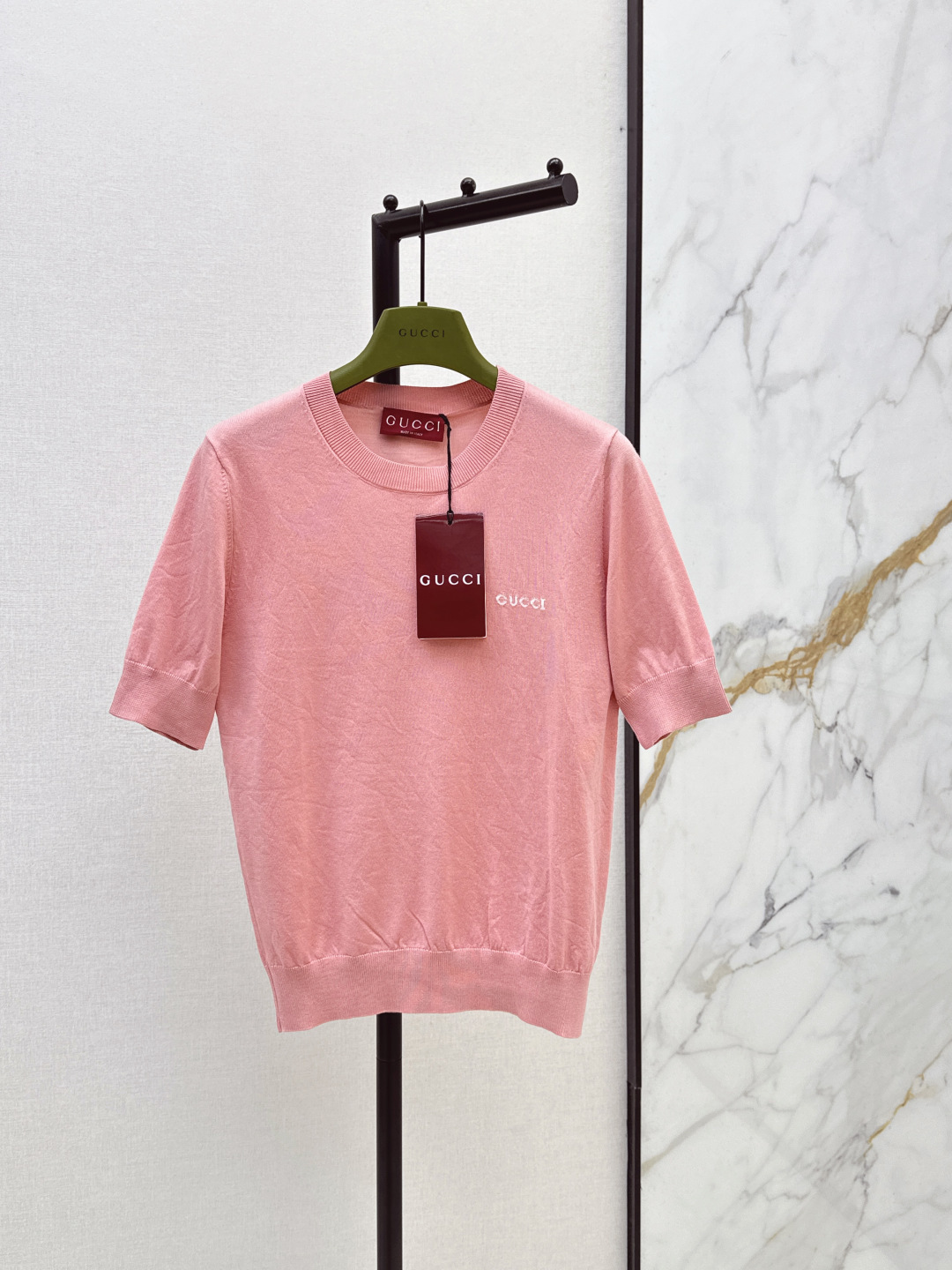 NO:845191,Gu 26Ss————The latest spring and summer round-neck sweater with logo letter decoration. It is retro and elegant. The details are as exquisite as works of art. The loose version is lazy and hides the flesh. It is perfect to wear alone or layered with shirts in early spring~ The polo collar has a full retro feel. It has a French retro sister feel when paired with a skirt. One color ready for sale sml,,skirts,sweaters,shirts,19860909Gu 26Ss————春夏最新款logo字母装饰圆领毛衣 复古又显气质 细节精致到像艺术品 宽松版型慵懒又藏肉 早春单穿或者叠衬衫都绝～ polo领复古感拉满 配半裙又有法式复古姐姐感 一色现货发售sml,,skirts,sweaters,shirts,,Women's clothing