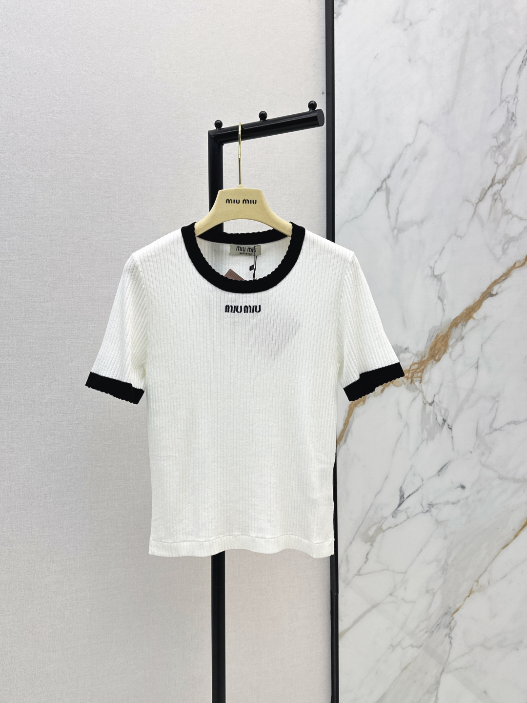 NO:845195,Miu 26Ss - the latest spring and summer style contrasting trimmed short-sleeved and slim-sleeved sweater. Super nice color. Full of vacation feel. It’s so photogenic. Light and thin yarn. The upper body is breathable and not stuffy. It shows slimming and hides the flesh. The first choice for vacation. One color ready for sale sml,, miumiu, T-shirt,19860909Miu 26Ss——春夏最新款撞色镶边短袖修身袖 针织衫 超好看的颜色 满满的度假Feel 拍照太出片了 轻薄纱线 上身透气不闷热 显瘦藏肉 度假首选 一色现货发售sml,,miumiu,T-shirt,,Women's clothing
