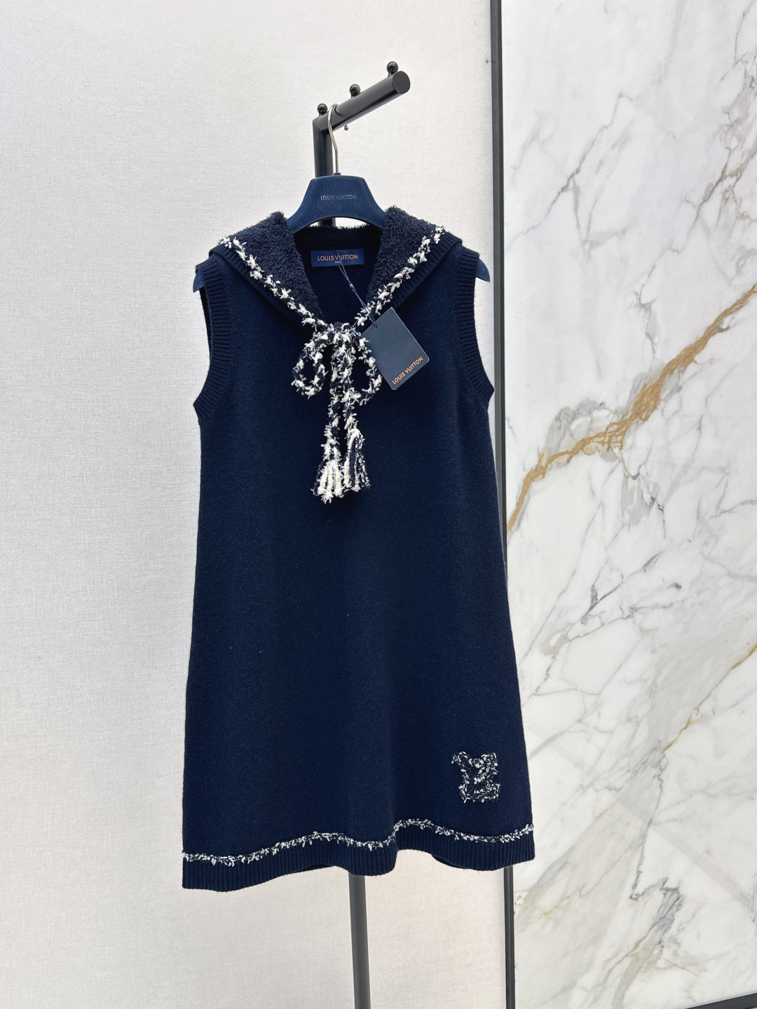NO:845222,Exclusive launch of L Family 26Ss————The latest spring and summer nautical series logo letter decorated age-reducing shawl dress. The H version is versatile and not picky. Sweet and cool, with high-end navy blue French elegance. Imported high count density yarn Swiss machine double knitting process knitted yarn. The upper body looks thin and tall. One color ready for sale sml, louis vuitton, skirts, shawls,19860909独家首发 L家 26Ss————春夏最新款航海系列logo字母装饰减龄披肩连衣裙气质H版型百搭不挑人 甜酷兼备高级海军蓝法式优雅气质 进口高支密度纱线瑞士机双织工艺针织纱线 上身显瘦又高挑 一色现货发售sml,,louis vuitton,skirts,shawls,,Women's clothing
