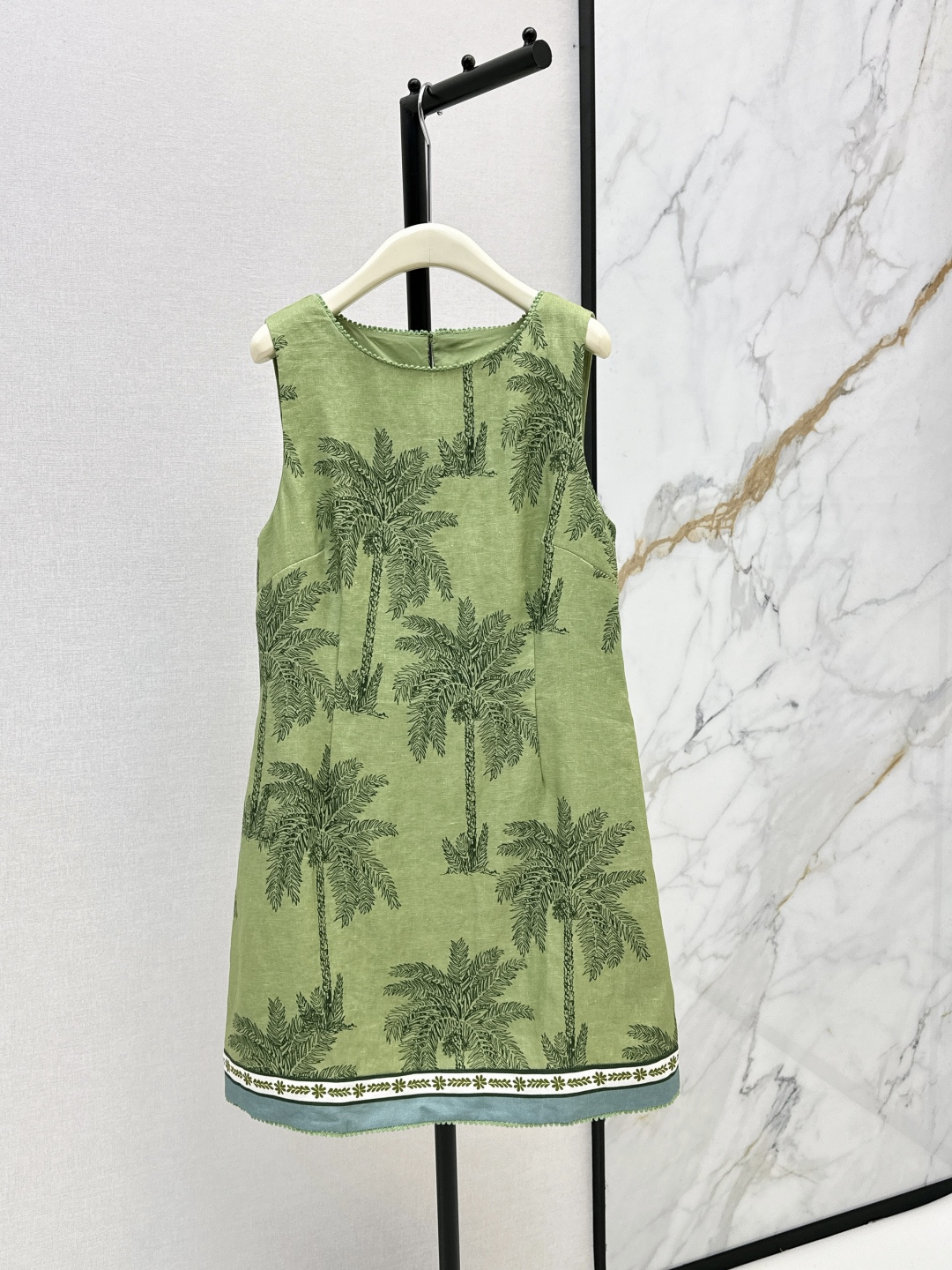 NO:845207,Fashionable niche design 26Ss——New spring and summer light bean green palm print linen straight dress with contrasting design on the skirt edge. The straight micro-A version is very tolerant to the figure. It can easily hide the body and make you look slim. Not picky about the body shape. The hem is spliced ​​with contrasting printed edges. It is retro and chic. Pair it with sandals and straw bags to create a summer atmosphere ceiling. The overall style is very suitable for seaside vacations. One color ready for sale sml,,sandals,espadrilles,skirts,19860909时髦小众设计 26Ss————春夏新品浅豆绿棕榈印花亚麻直筒连衣裙裙摆边缘做了撞色设计 直筒微A版型 对身材包容度超高 轻松藏肉显瘦 不挑身形 下摆撞色印花边拼接 复古又别致 搭配凉鞋草编包就是夏日氛围感天花板 整体风格很适合海边度假 一色现货发售sml,,sandals,espadrilles,skirts,,Women's clothing