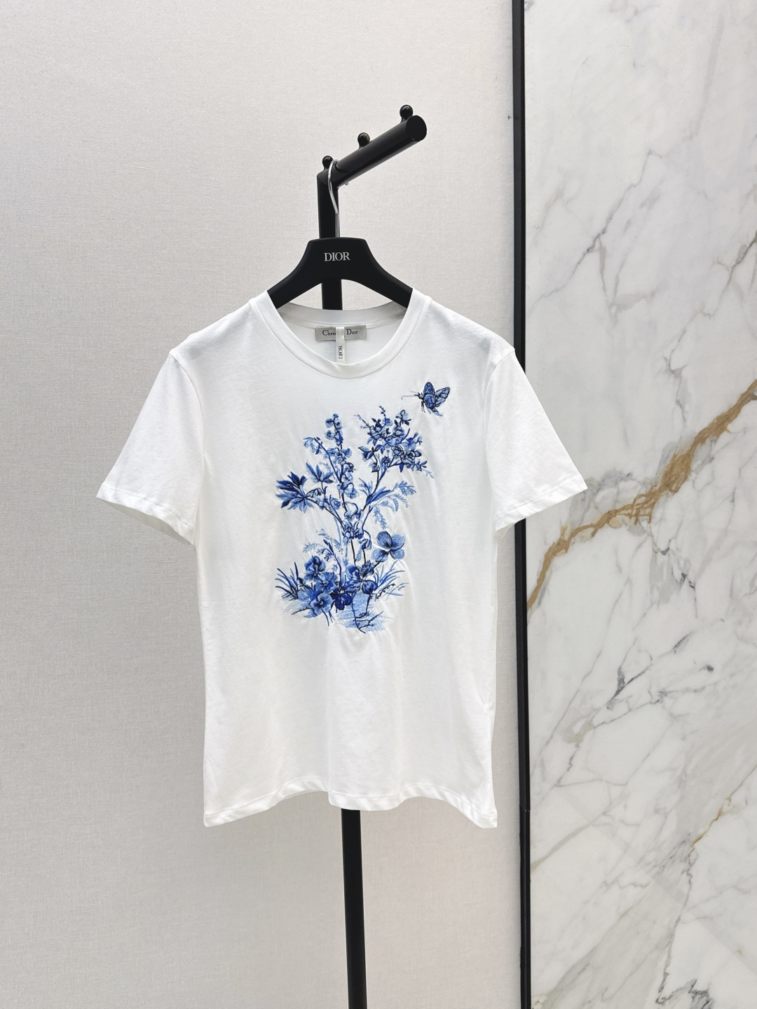 NO:845212,CD 26Ss————The latest garden world series oriental aesthetic embroidered knitted short-sleeved T-shirt for spring and summer. Gentle and elegant temperament item. It comes with sweet and romantic floral details. The basic white round neck version is versatile and not picky. It can be easily used for classic commuting and leisure. White and Fumei must-have high-end items. Two colors are available in stock, sml, T-shirt, tees, t-shirt,19860909CD 26Ss————春夏最新款花园世界系列东方美学刺绣针织短袖T恤 温柔优雅的气质单品 自带甜美浪漫的花卉细节满分 基础白色圆领版型百搭不挑人 经典通勤休闲都能轻松驾驭白富美必入高级单品 两色现货发售sml,,T-shirt,tees，t-shirt,,Women's clothing
