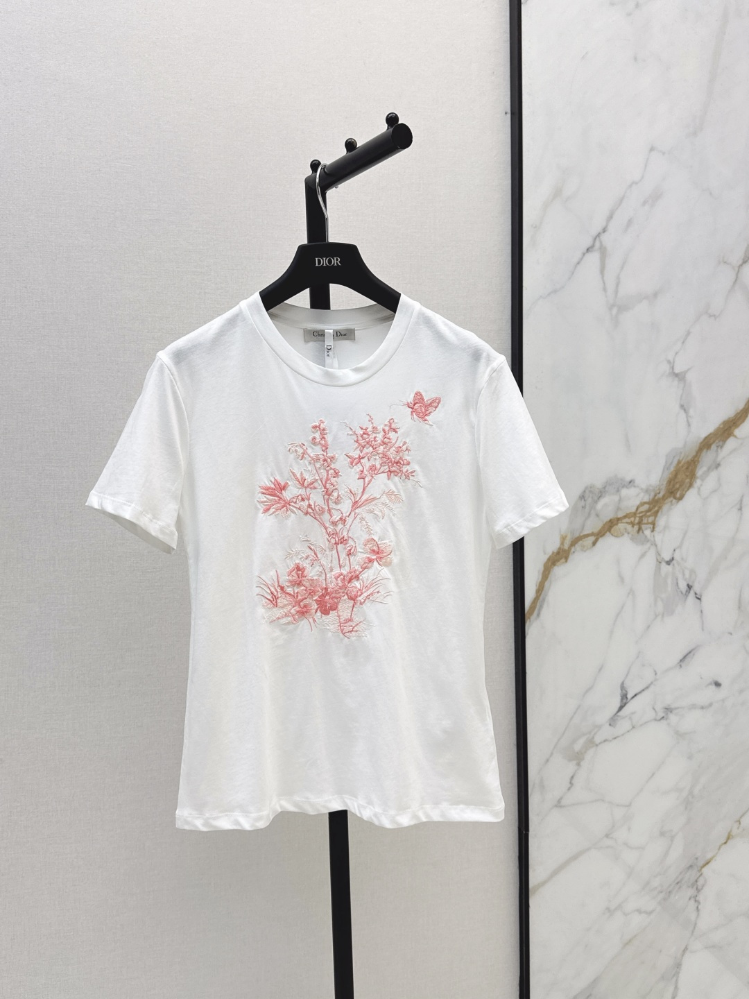 NO:845217,CD 26Ss————The latest garden world series oriental aesthetic embroidered knitted short-sleeved T-shirt for spring and summer. Gentle and elegant temperament item. It comes with sweet and romantic floral details. The basic white round neck version is versatile and not picky. It can be easily used for classic commuting and leisure. White and Fumei must-have high-end items. Two colors are available in stock, sml, T-shirt, tees, t-shirt,19860909CD 26Ss————春夏最新款花园世界系列东方美学刺绣针织短袖T恤 温柔优雅的气质单品 自带甜美浪漫的花卉细节满分 基础白色圆领版型百搭不挑人 经典通勤休闲都能轻松驾驭白富美必入高级单品 两色现货发售sml,,T-shirt,tees，t-shirt,,Women's clothing