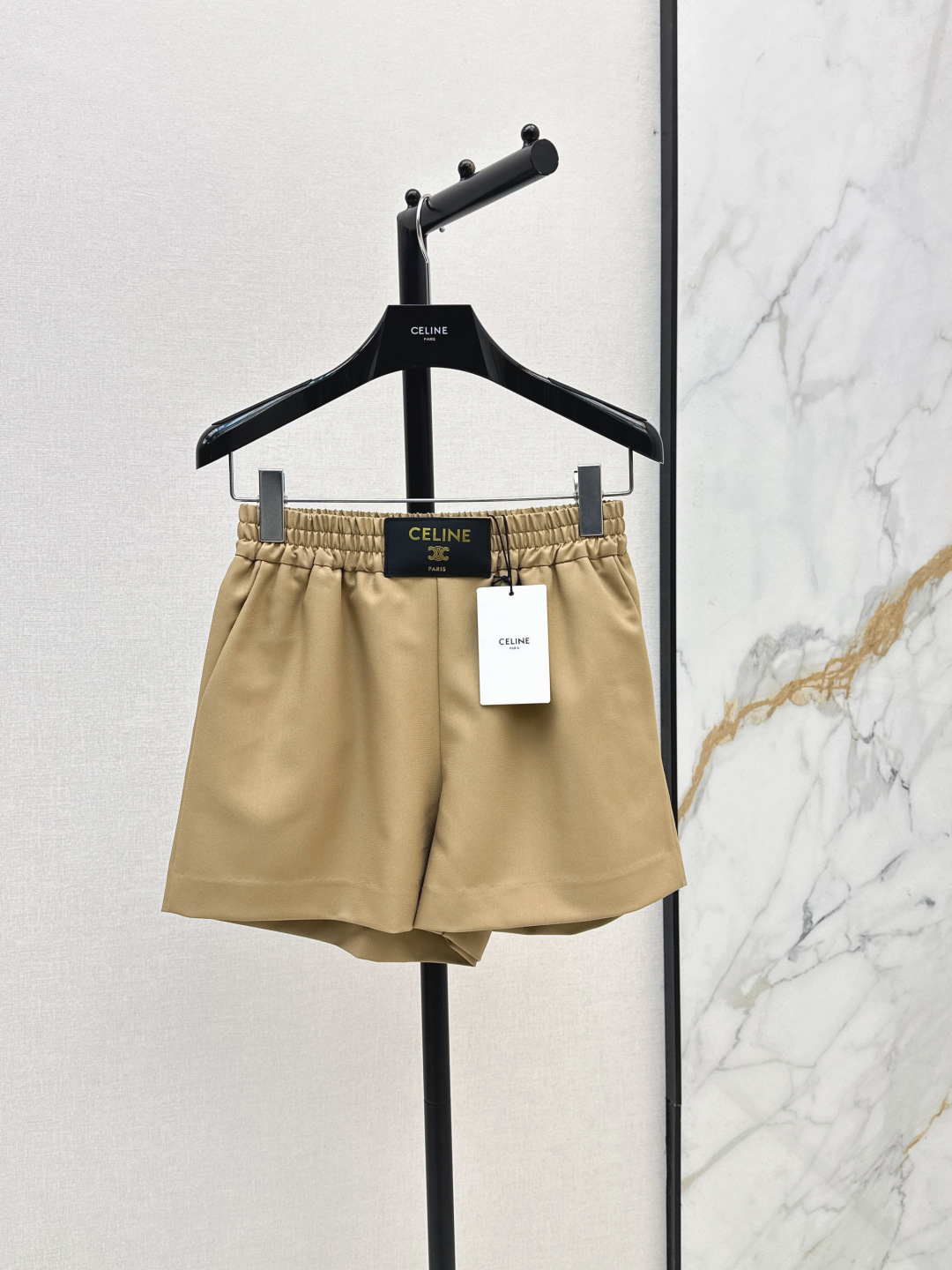NO:876831,Ce 26Ss————The latest spring and summer style with small leather tags decorated elastic waist shorts with logo leather tag stitching design. The A-line version is loose and slimming. Easy to put on and take off and fits well. Modifies the leg lines. The black color is versatile. It can be worn with a T-shirt. A shirt or a knitted vest looks good. A must-have and versatile item for the summer wardrobe. Two colors are available in stock, sml, shorts, shirts, tees, t-shirt,19860909Ce 26Ss————春夏最新款小皮牌装饰松紧腰短裤logo皮牌缝合设计 A字版型宽松显瘦 穿脱方便又贴合 修饰腿部线条 黑色百搭 随手搭T恤 衬衫或针织背心都很好看 夏季衣橱必备百搭单品 两色现货发售sml,,shorts,shirts,tees，t-shirt,,Women's clothing